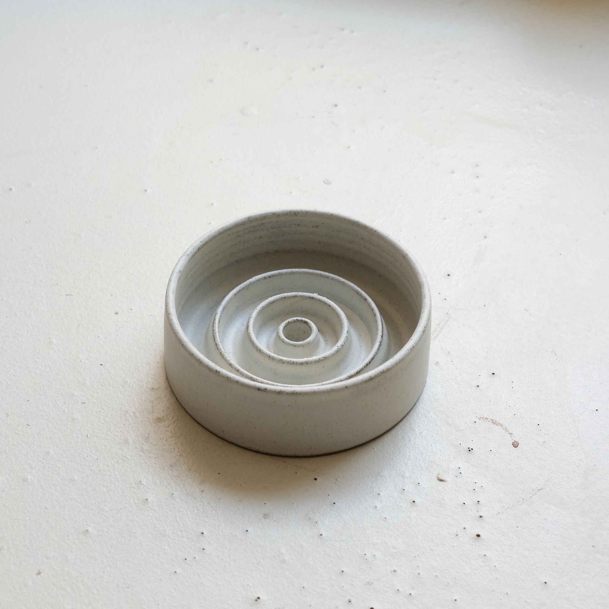 Porte savon en grès D 10,5cm - blanc gris de Viki Weiland chez Brutal Ceramics