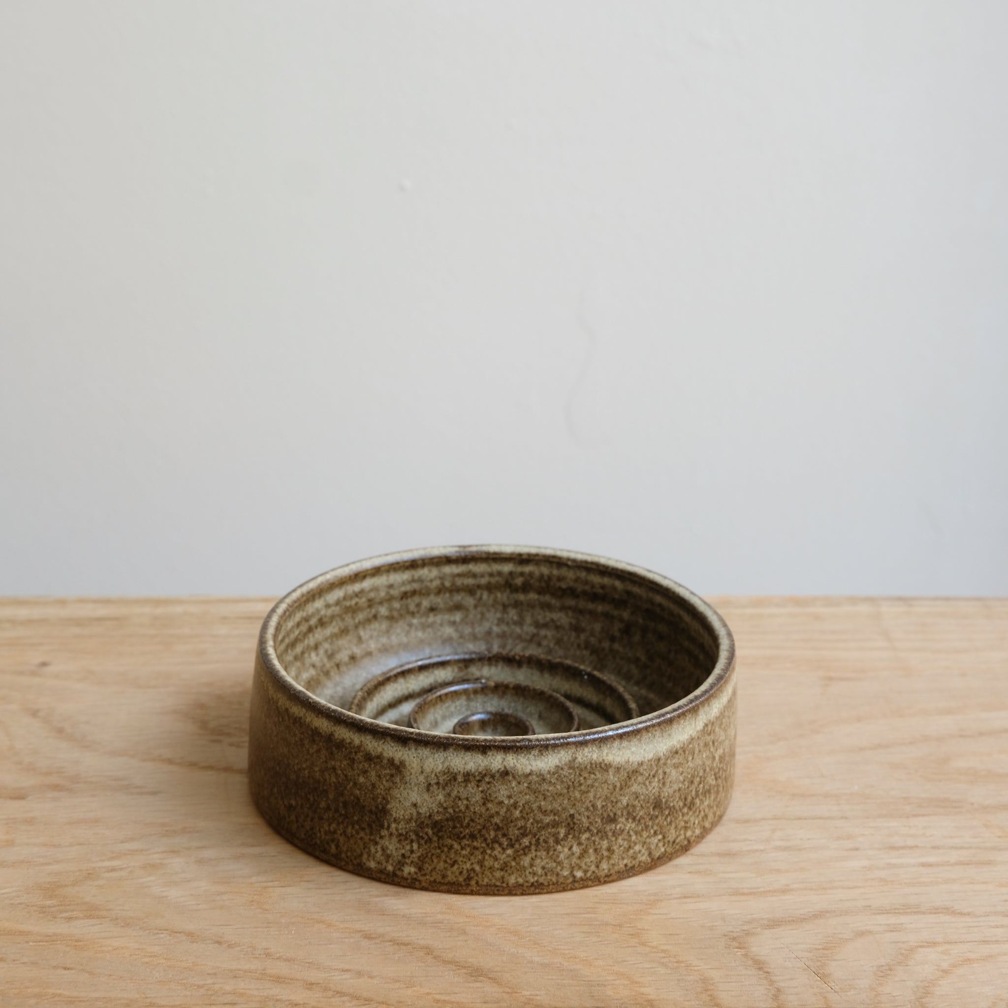 Porte savon en grès D 10,5cm - brun de Viki Weiland chez Brutal Ceramics