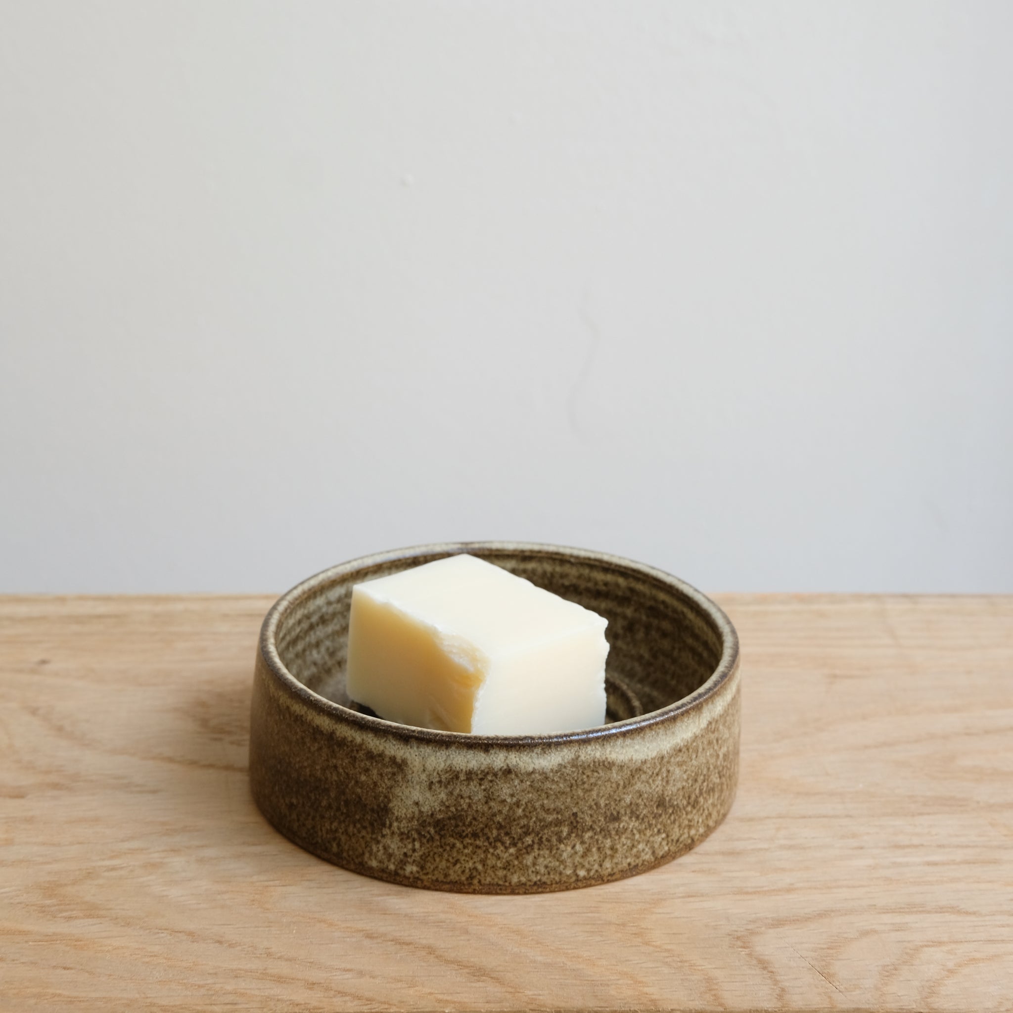 Porte savon en grès D 10,5cm - brun de Viki Weiland chez Brutal Ceramics