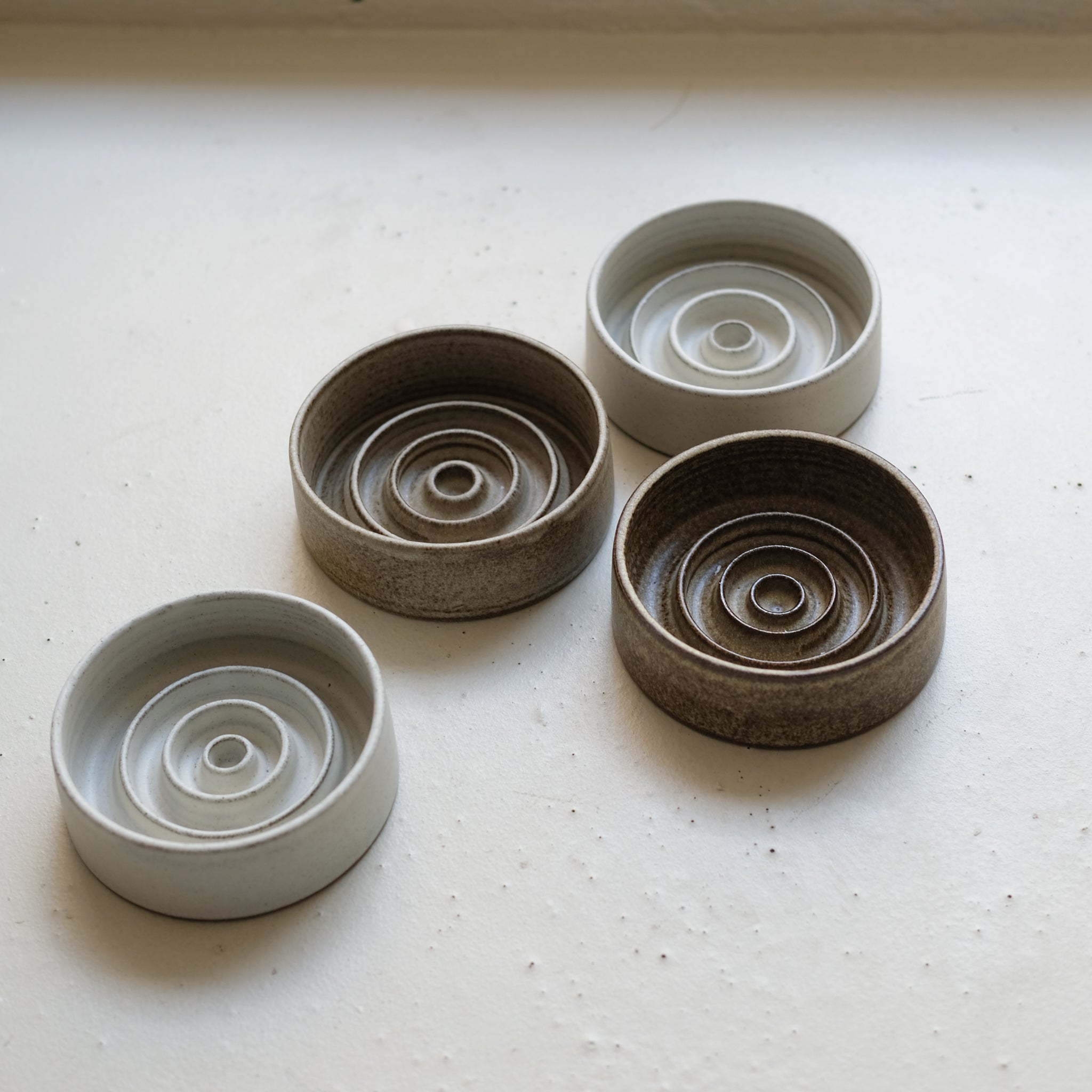 Porte savon en grès D 10,5cm - brun de Viki Weiland chez Brutal Ceramics