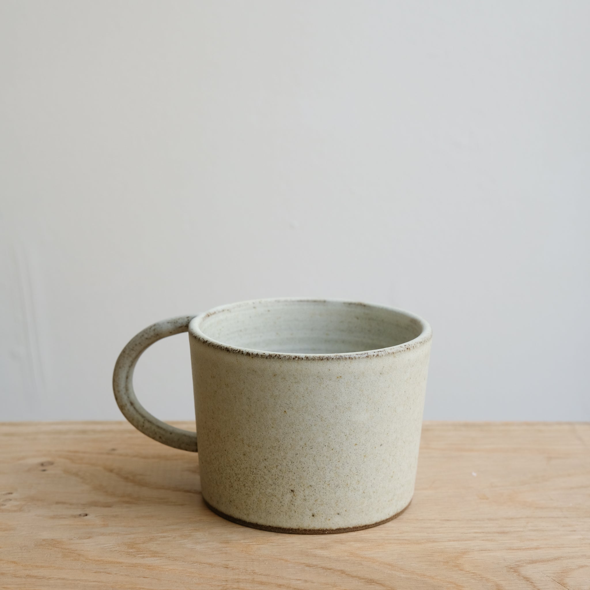 Mug en grès 290ml - blanc gris de Viki Weiland chez Brutal Ceramics
