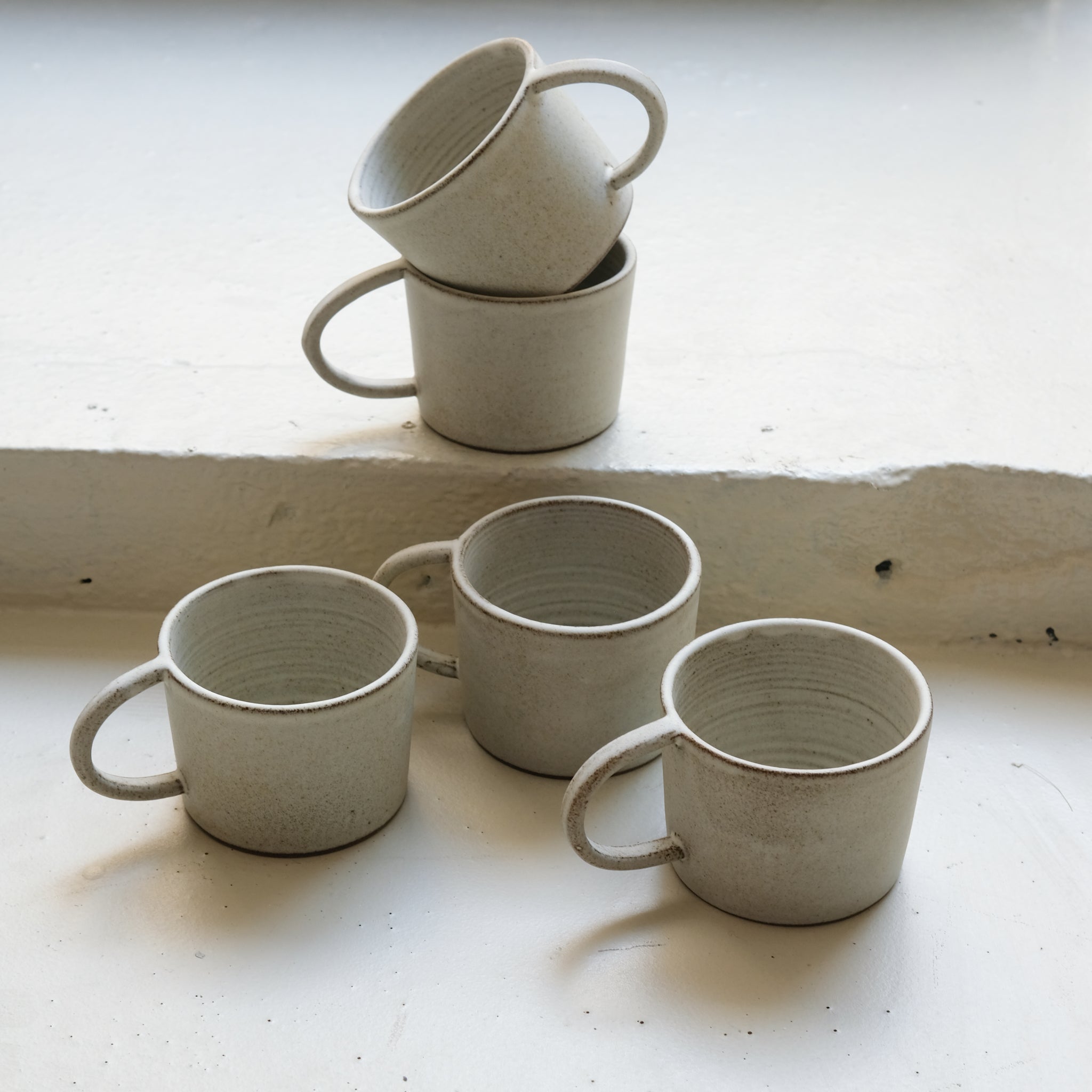 Mug en grès 290ml - blanc gris de Viki Weiland chez Brutal Ceramics