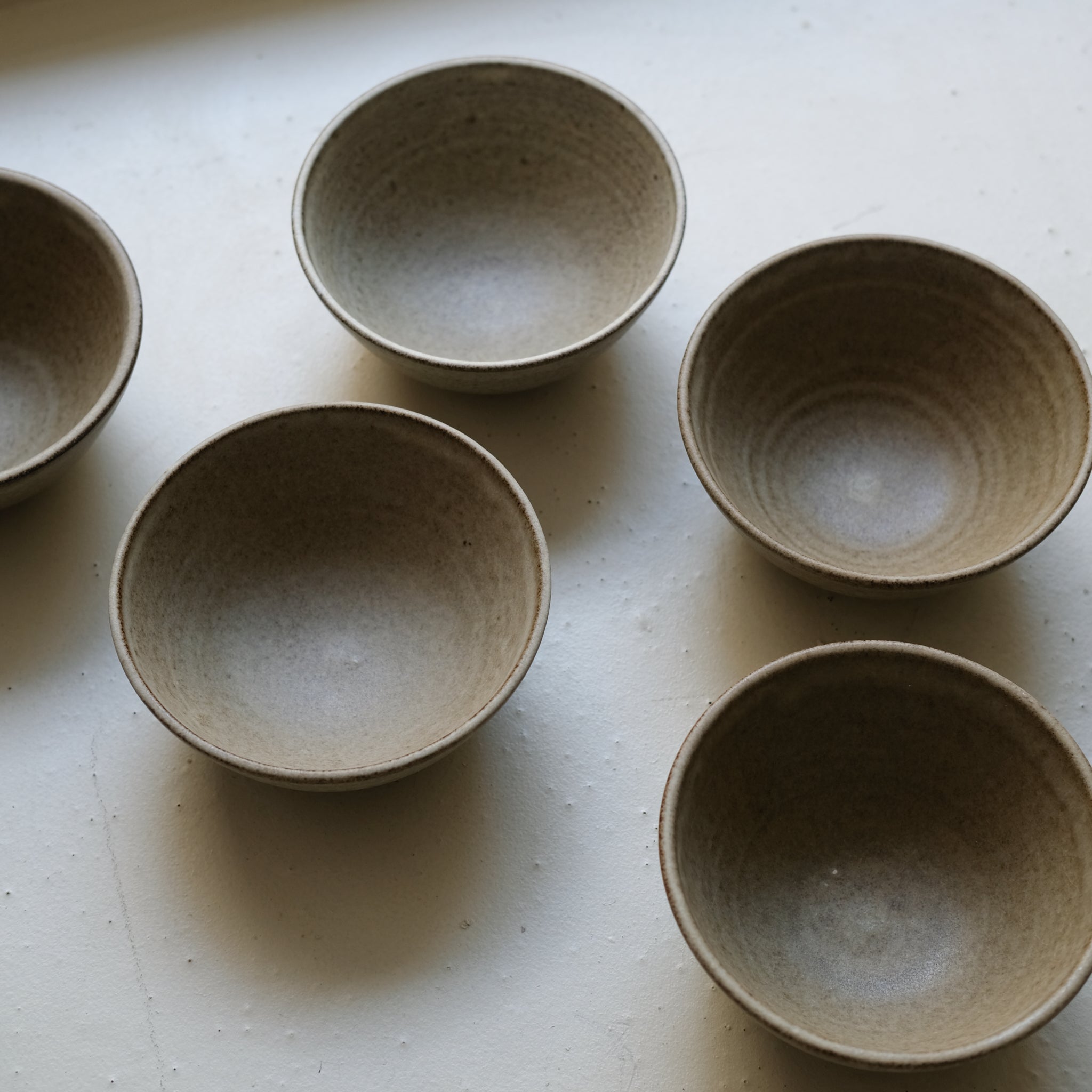 Bol en grès D 15cm - brun de Viki Weiland chez Brutal Ceramics
