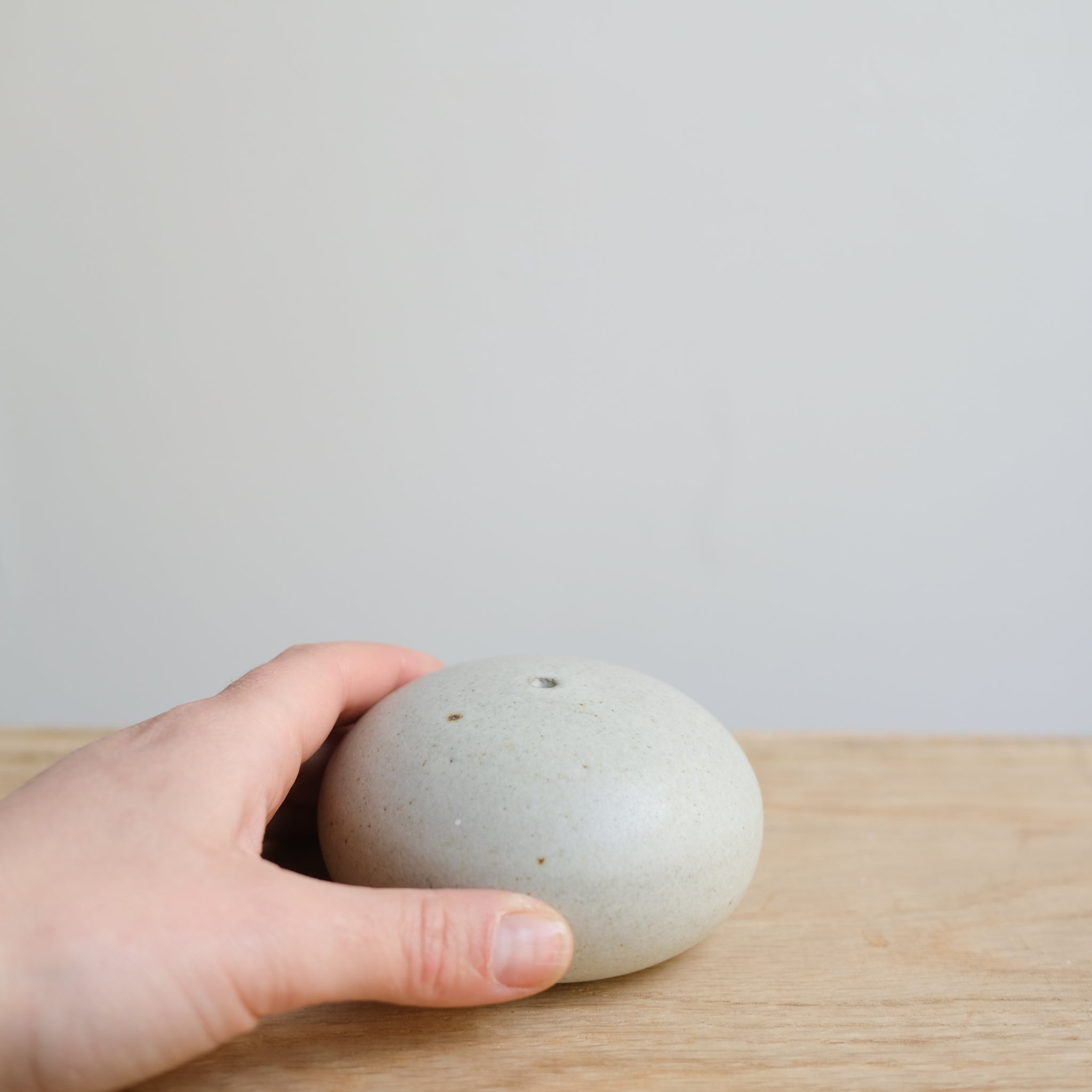 Vase en grès D 8,5cm - blanc gris de Viki Weiland chez Brutal Ceramics