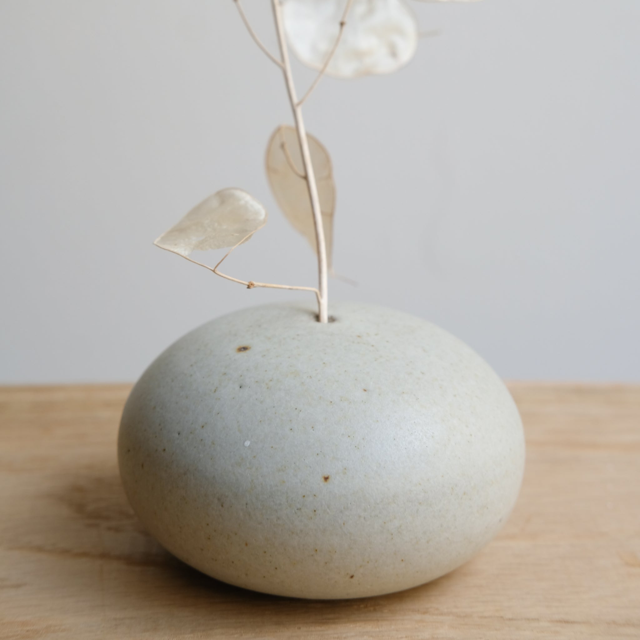 Vase en grès D 8,5cm - blanc gris de Viki Weiland chez Brutal Ceramics
