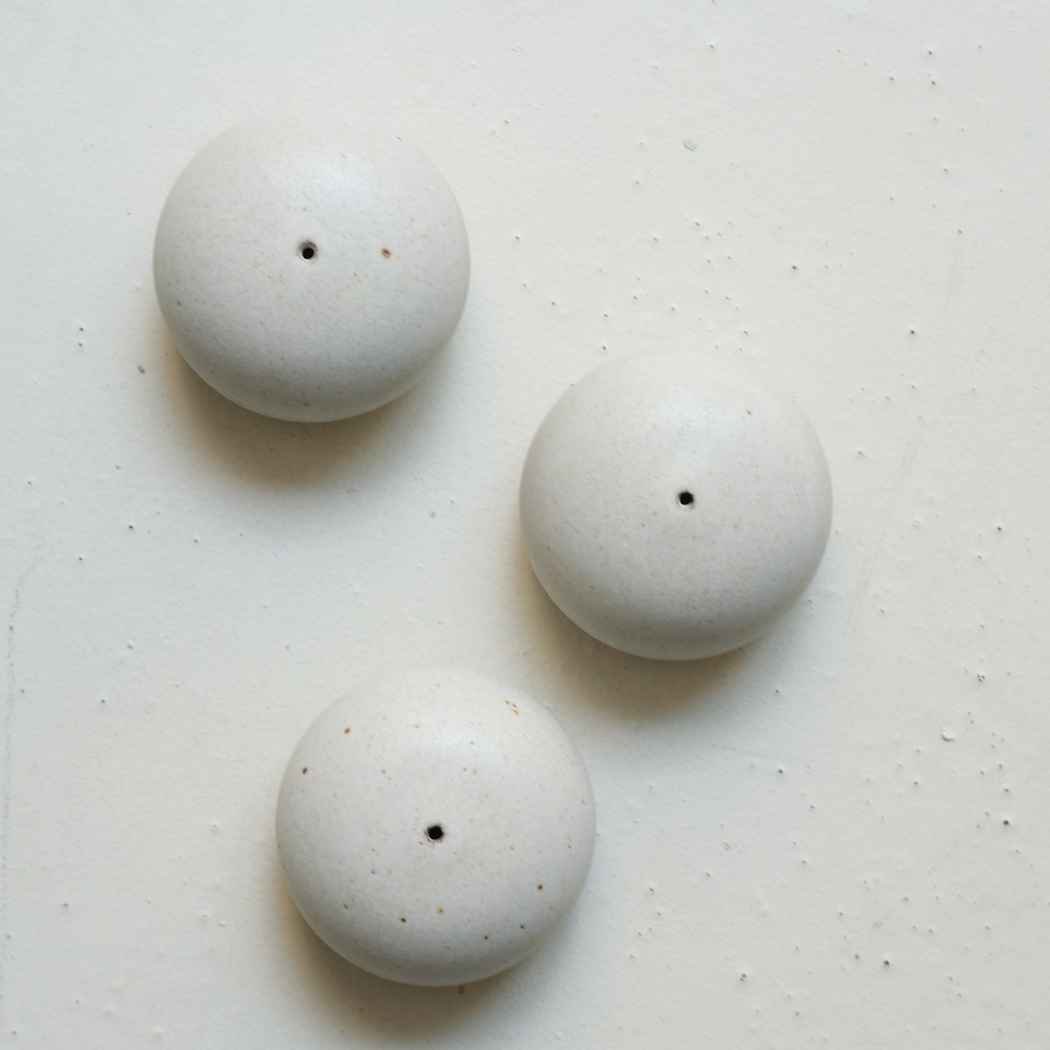 Vase en grès D 8,5cm - blanc gris de Viki Weiland chez Brutal Ceramics