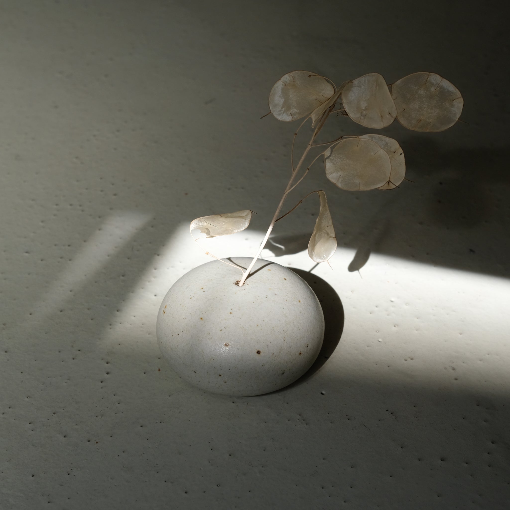 Vase en grès D 8,5cm - blanc gris de Viki Weiland chez Brutal Ceramics