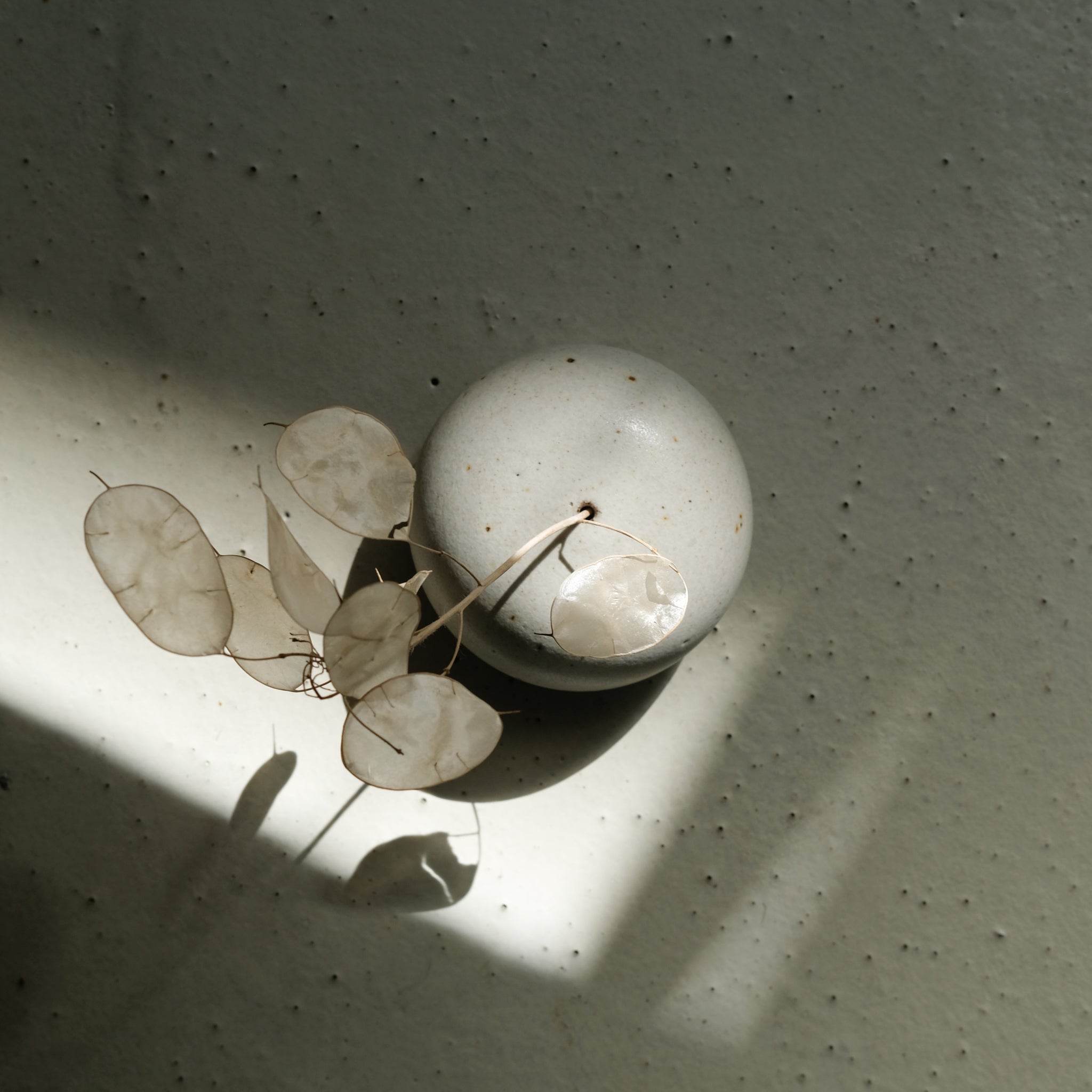 Vase en grès D 8,5cm - blanc gris de Viki Weiland chez Brutal Ceramics