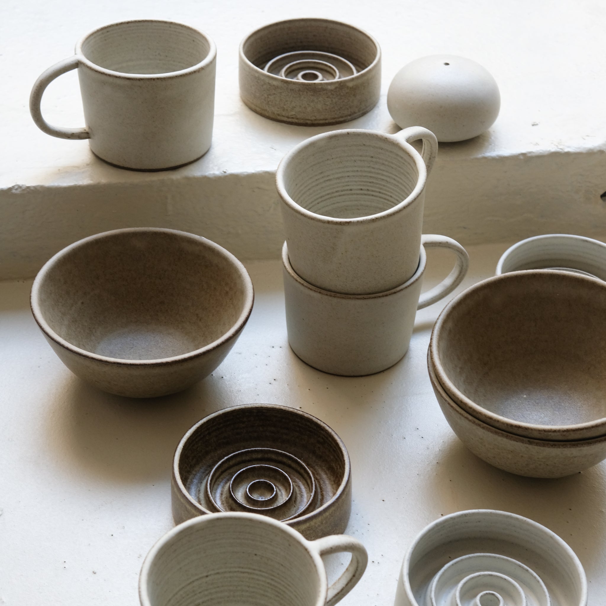 Mug en grès 290ml - blanc gris de Viki Weiland chez Brutal Ceramics
