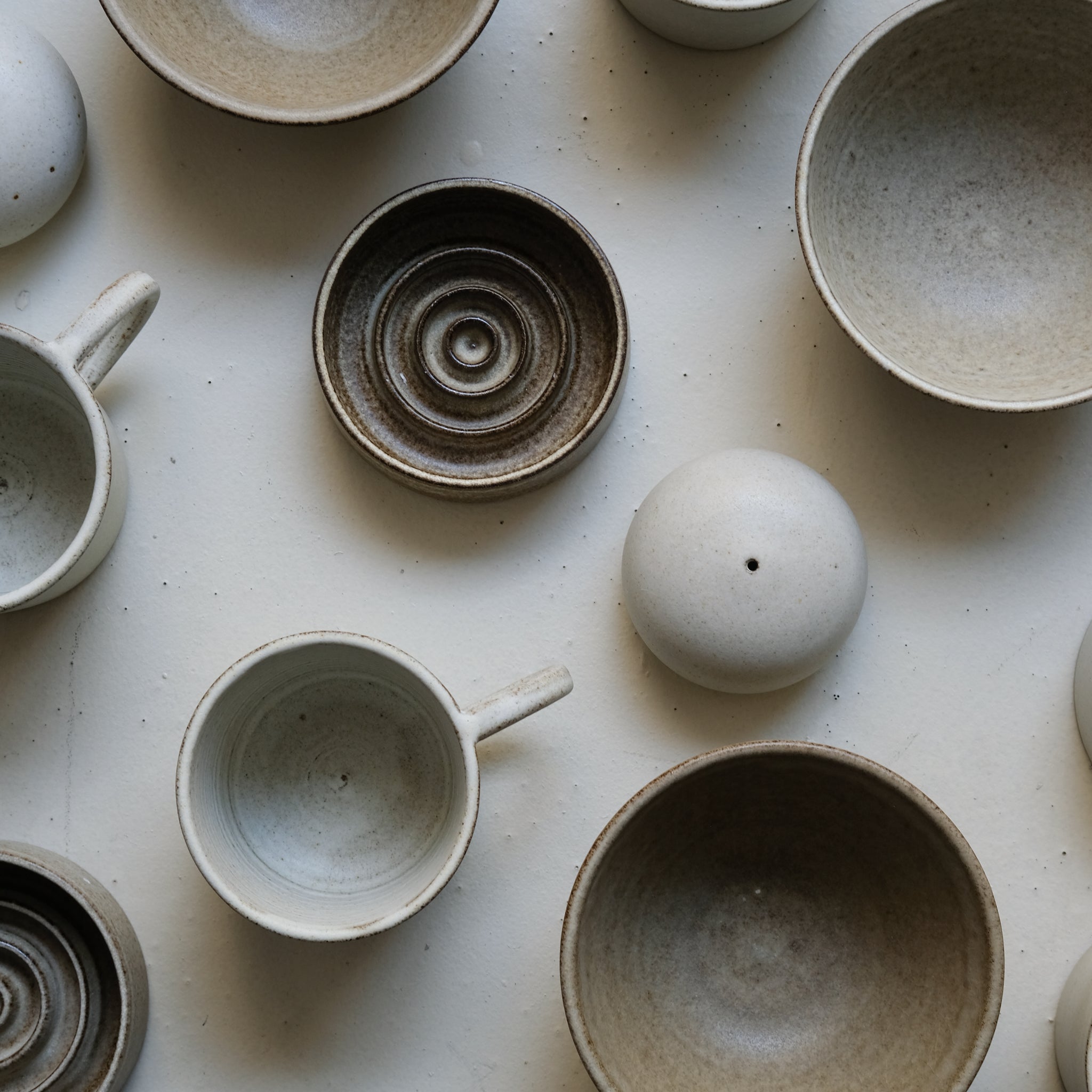 Vase en grès D 8,5cm - blanc gris de Viki Weiland chez Brutal Ceramics