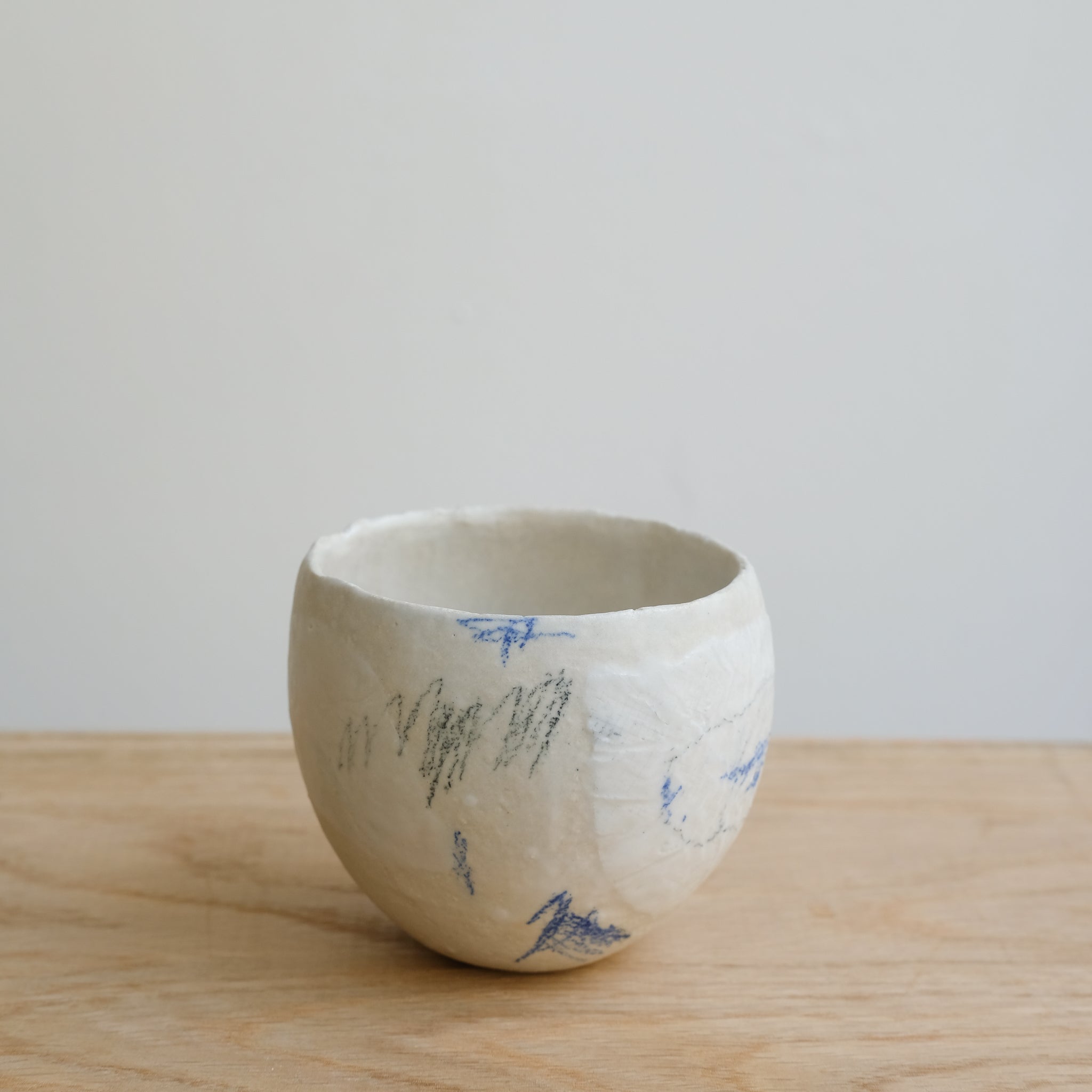 Tasse 02 en grès et porcelaine 200ml - Multicolore de Yellow Nose Studio chez Brutal Ceramics