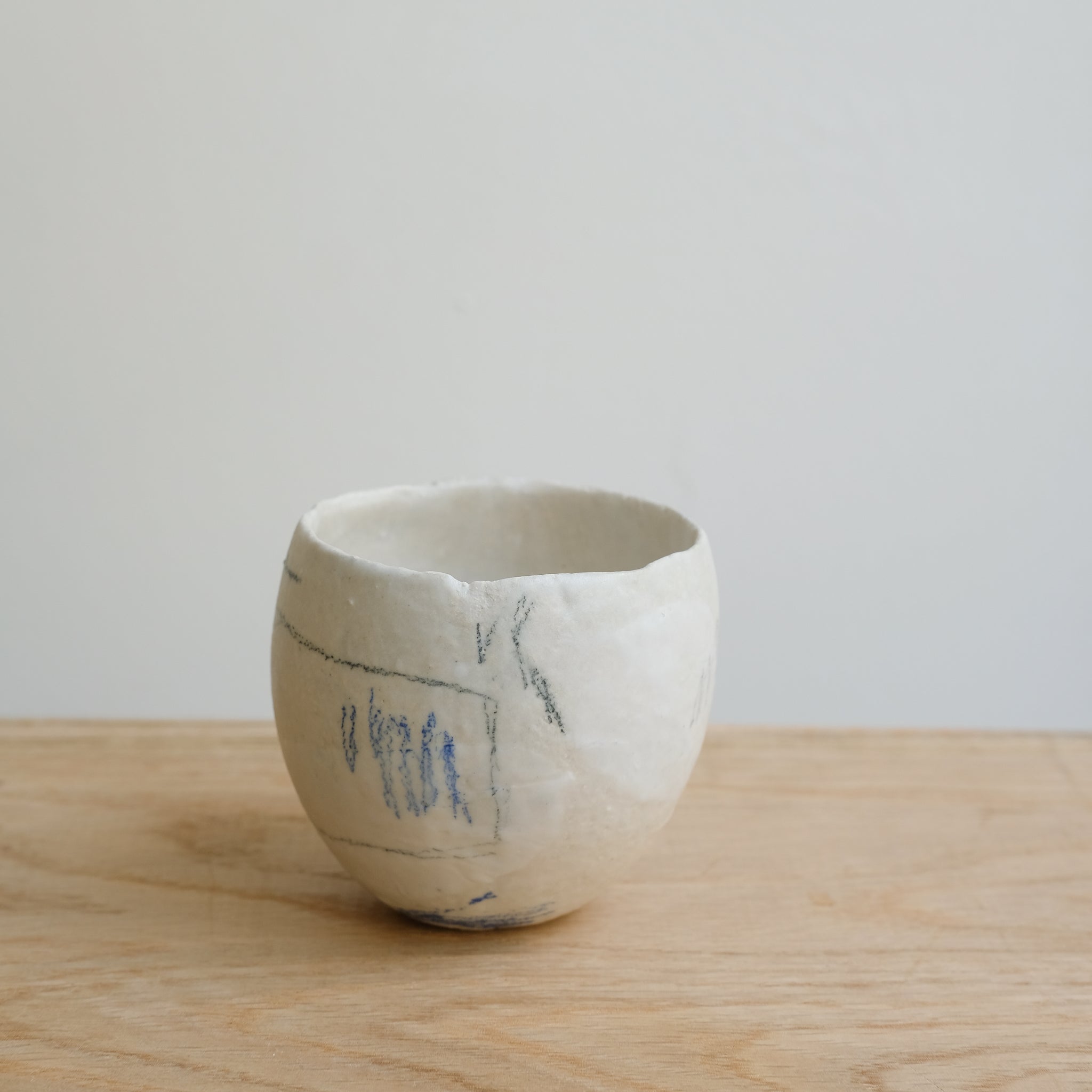 Tasse 02 en grès et porcelaine 200ml - Multicolore de Yellow Nose Studio chez Brutal Ceramics
