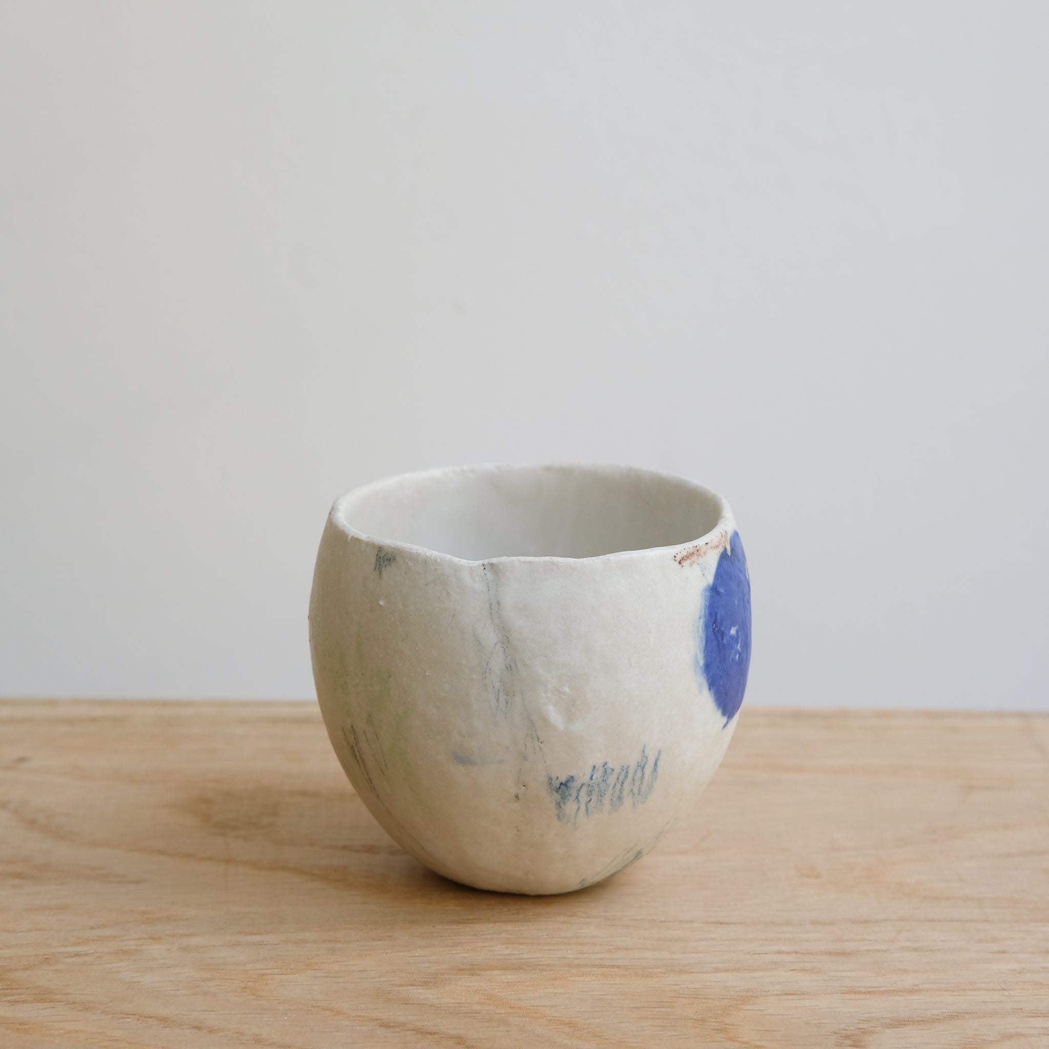 Tasse 04 en grès et porcelaine 200ml - Multicolore de Yellow Nose Studio chez Brutal Ceramics