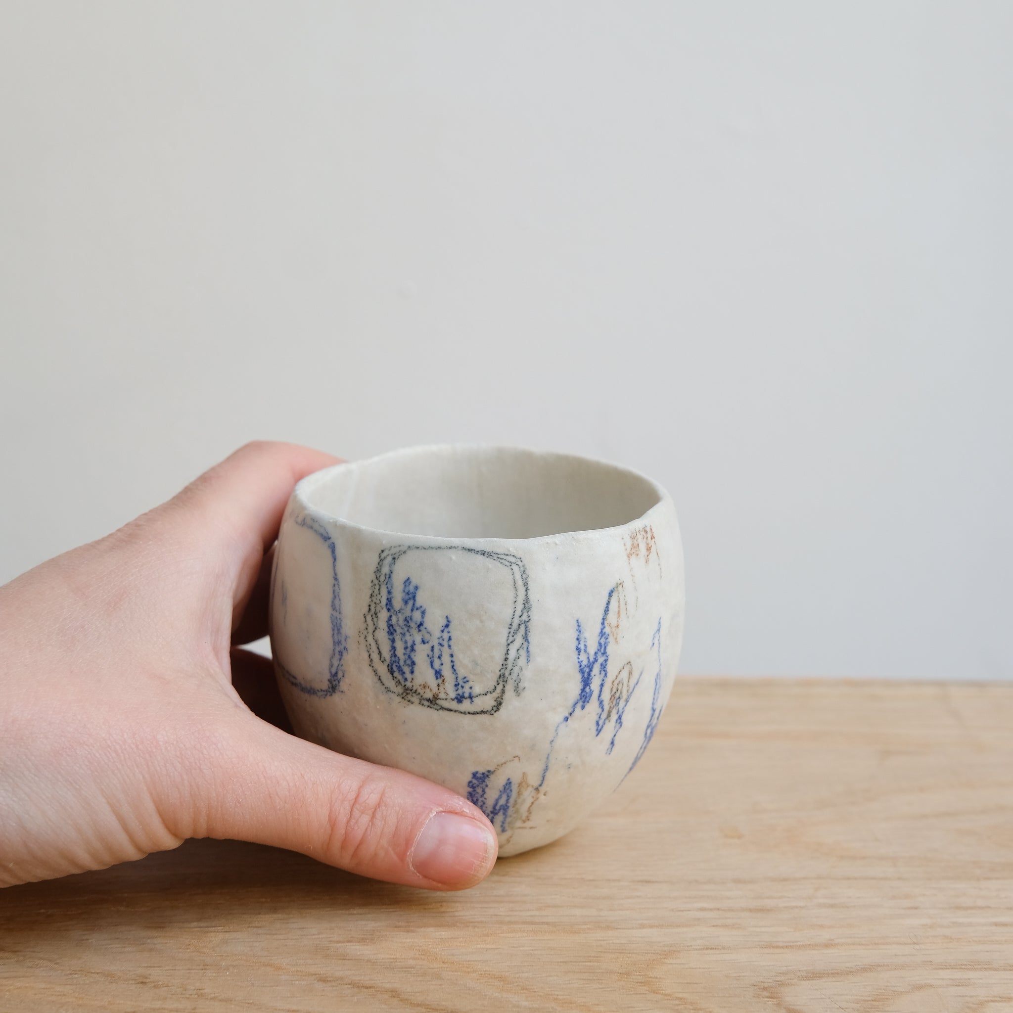 Tasse 05 en grès et porcelaine 200ml - Multicolore de Yellow Nose Studio chez Brutal Ceramics