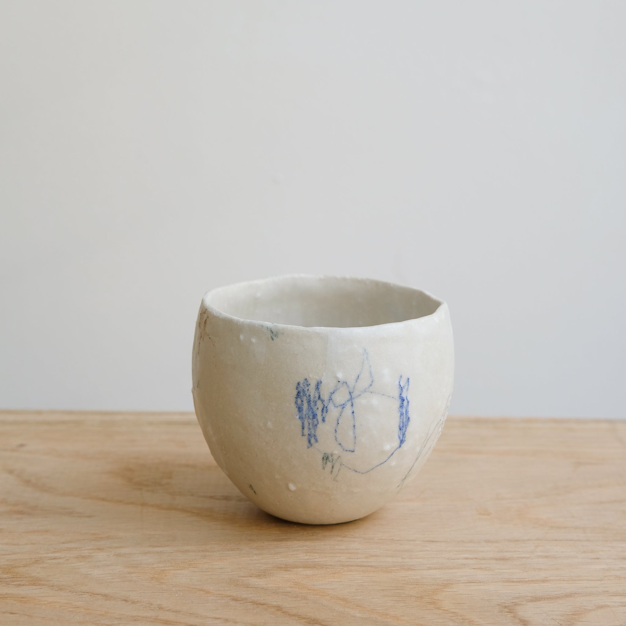 Tasse 06 en grès et porcelaine 200ml - Multicolore de Yellow Nose Studio chez Brutal Ceramics