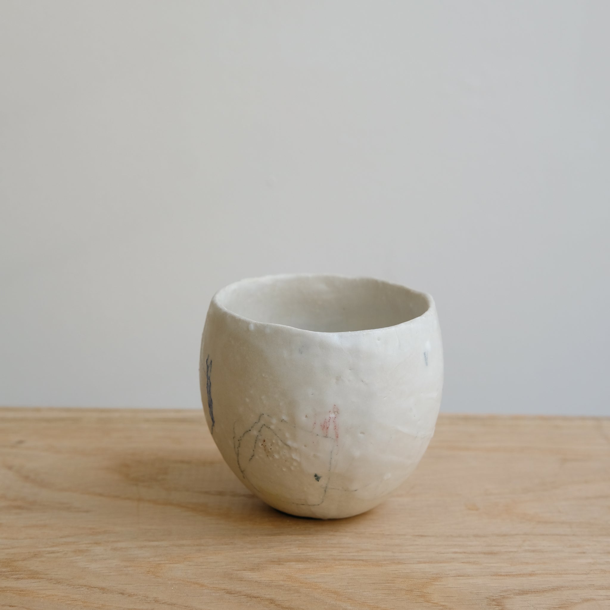 Tasse 06 en grès et porcelaine 200ml - Multicolore de Yellow Nose Studio chez Brutal Ceramics