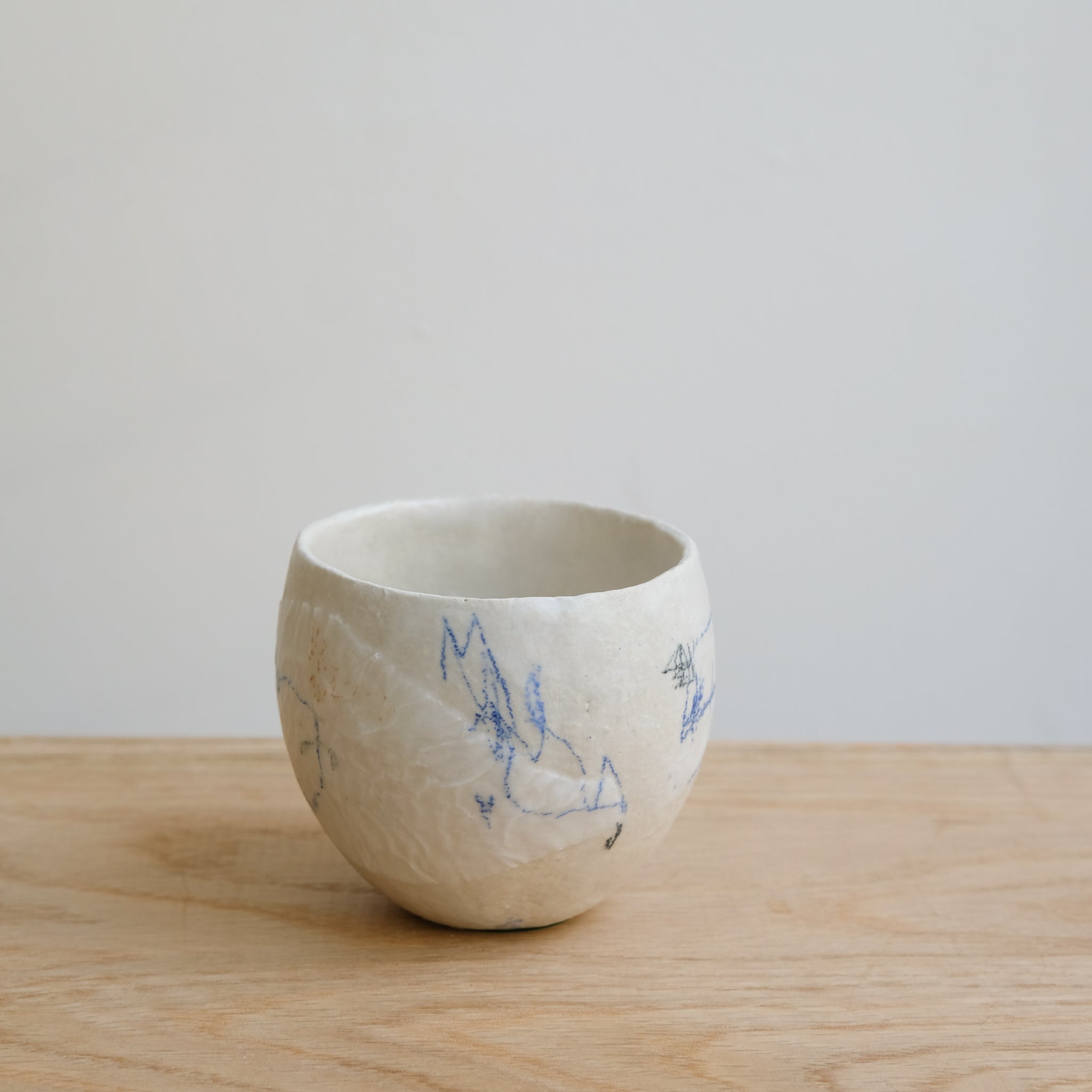 Tasse 07 en grès et porcelaine 200ml - Multicolore de Yellow Nose Studio chez Brutal Ceramics