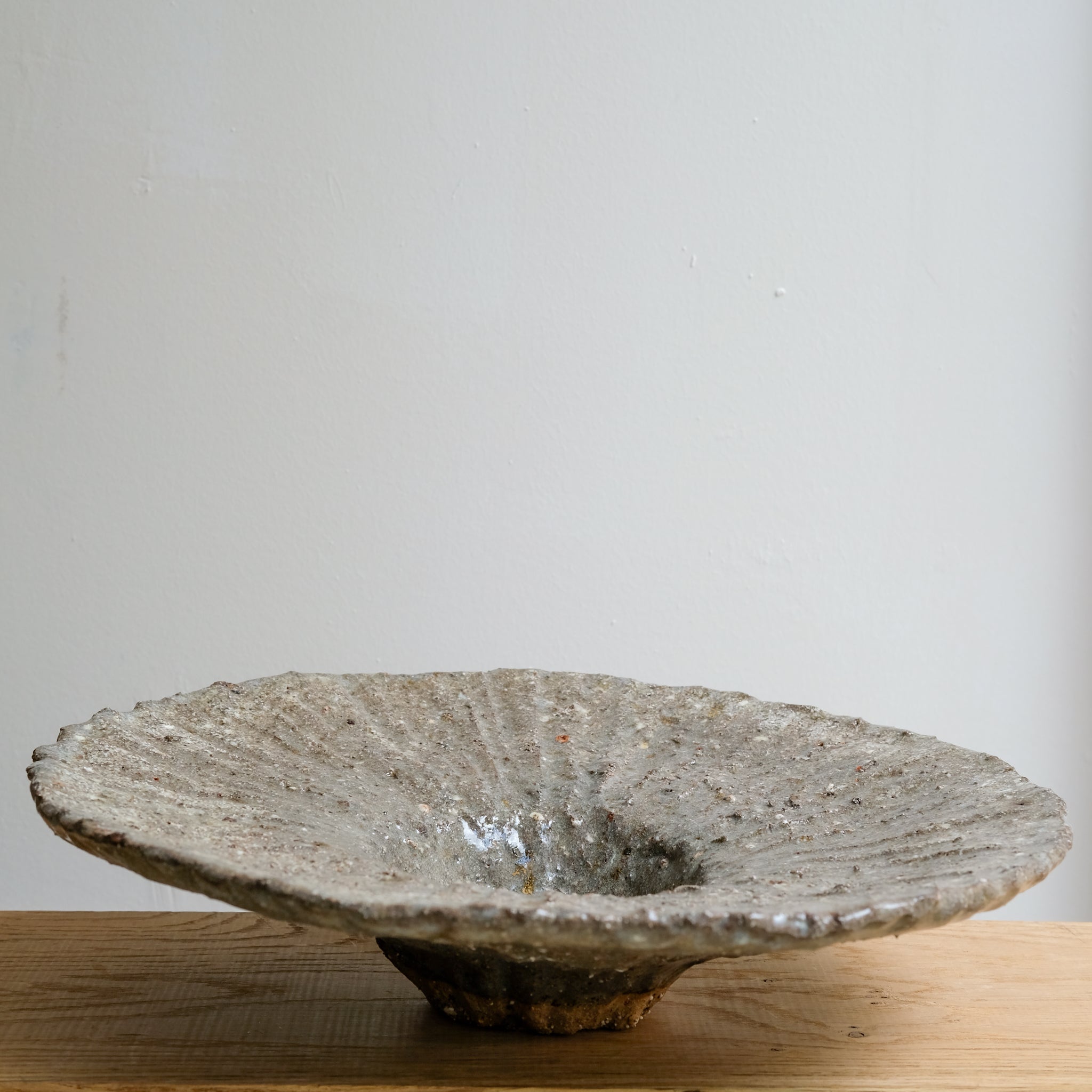 Plat en terre recoltée D 33cm - gris brillant de Potry chez Brutal Ceramics