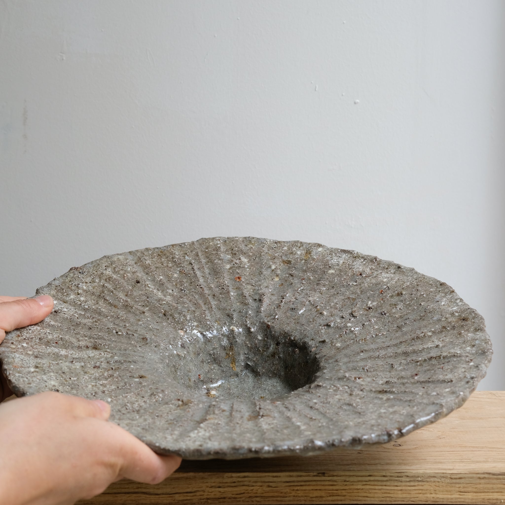 Plat en terre recoltée D 33cm - gris brillant de Potry chez Brutal Ceramics