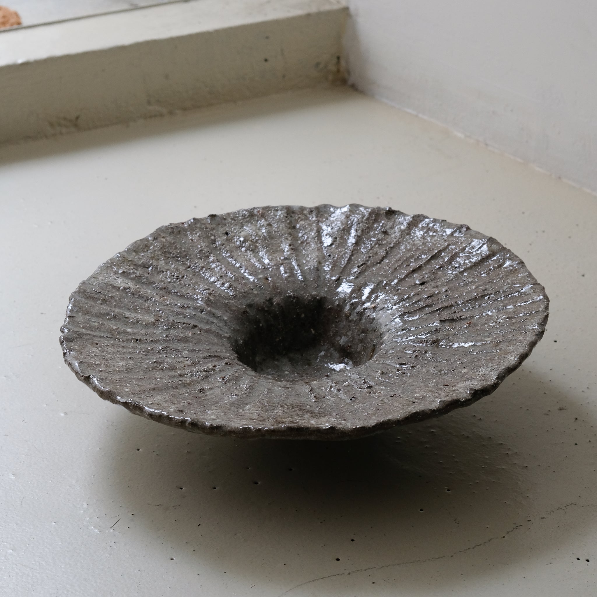 Plat en terre recoltée D 33cm - gris brillant de Potry chez Brutal Ceramics