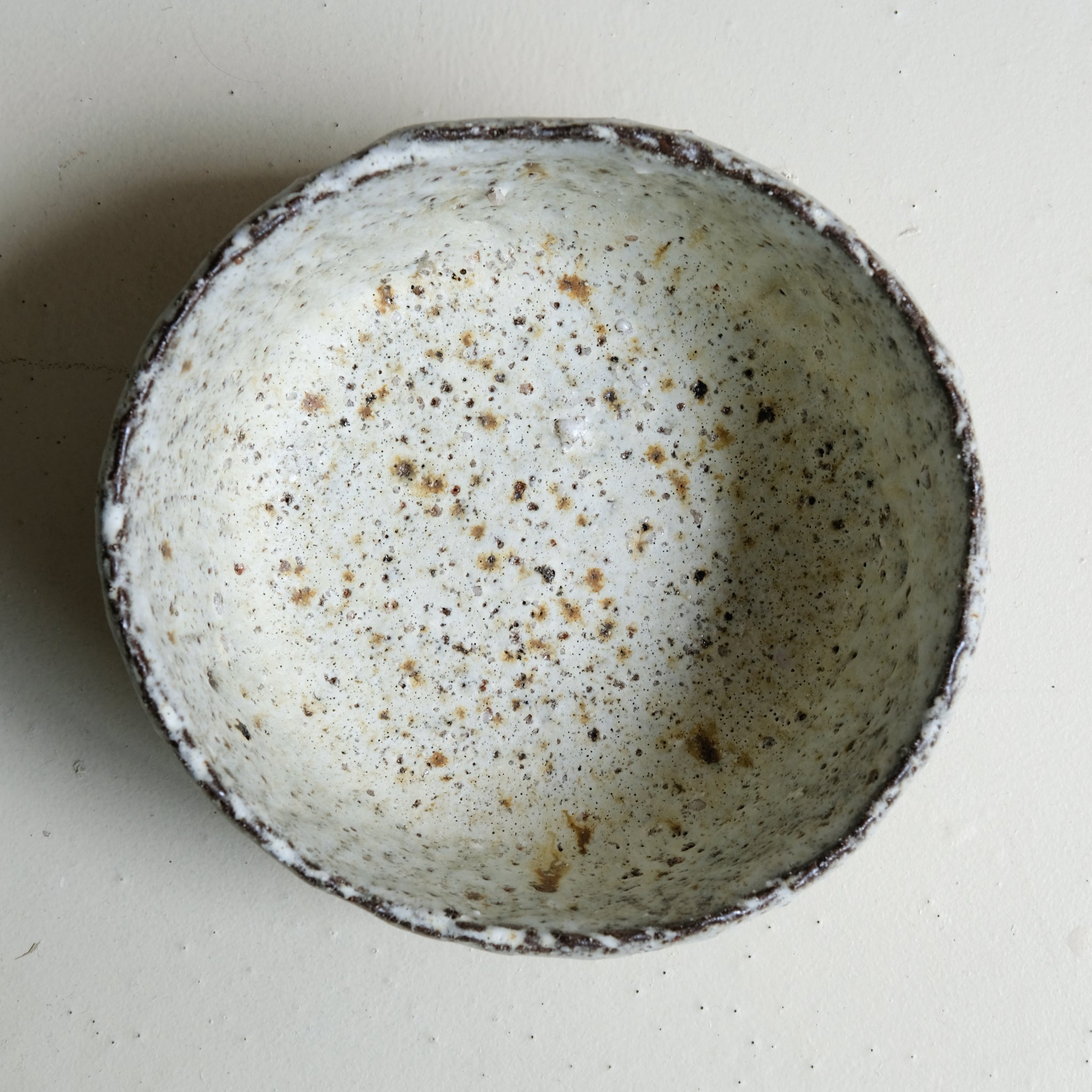 Saladier en terre recoltée D 21cm - blanc mat de Potry chez Brutal Ceramics