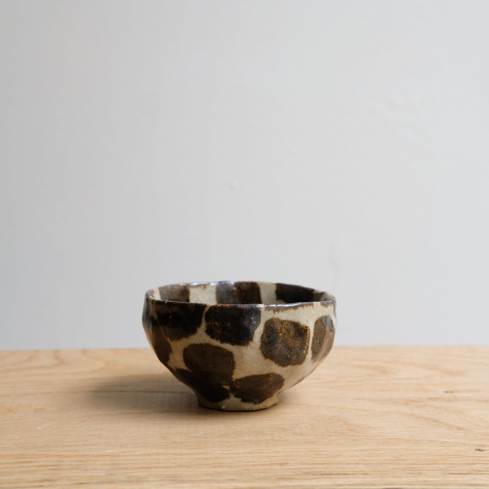 Tasse en terre recoltée 65ml - tachetée de Potry chez Brutal Ceramics