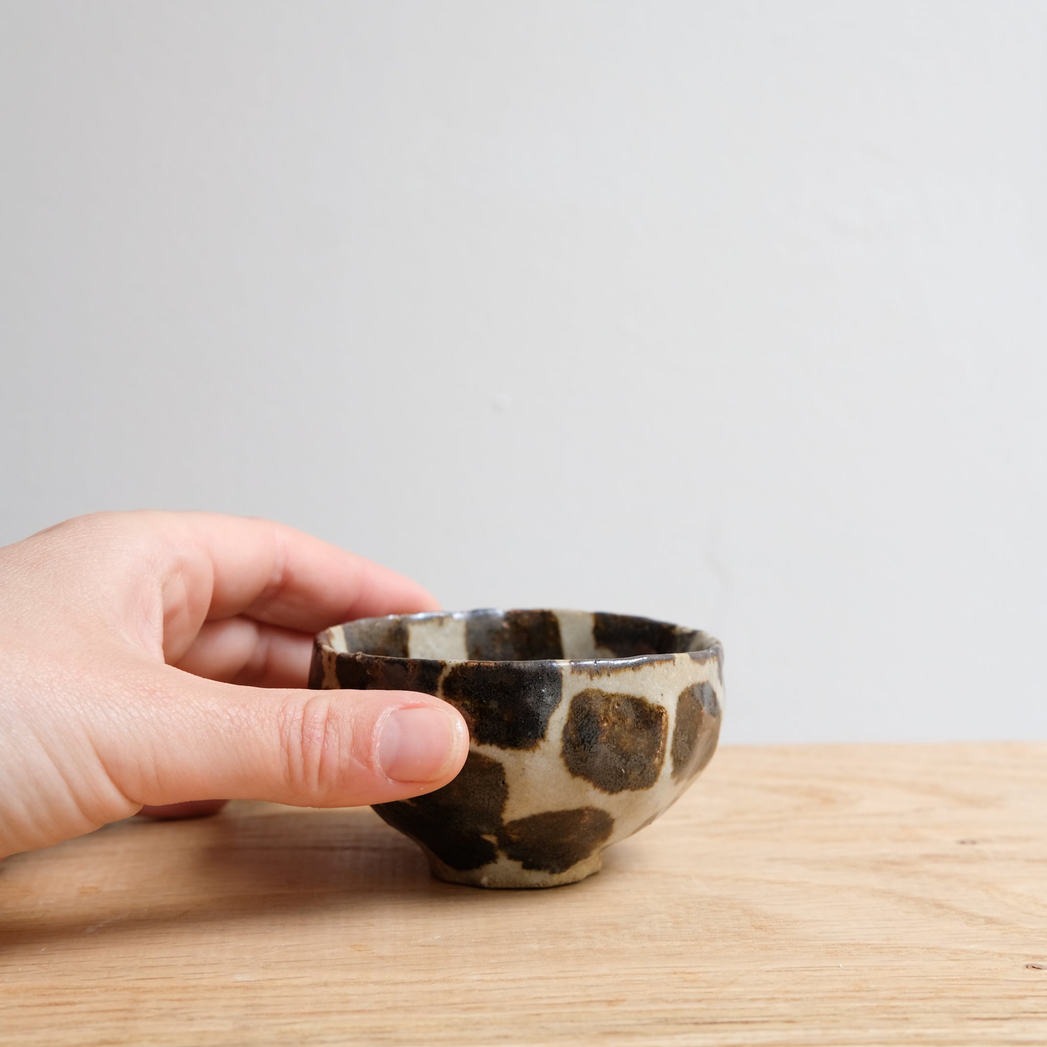 Tasse en terre recoltée 65ml - tachetée de Potry chez Brutal Ceramics
