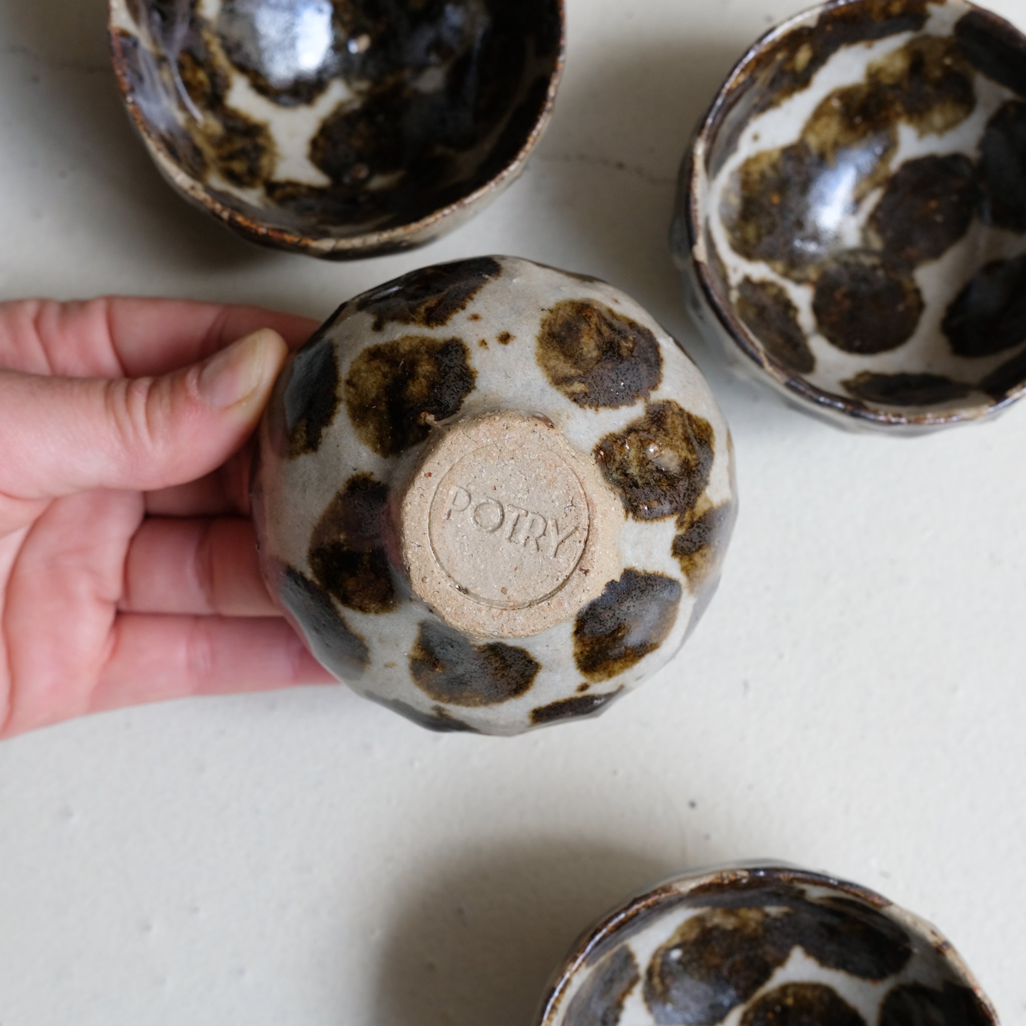Tasse en terre recoltée 65ml - tachetée de Potry chez Brutal Ceramics
