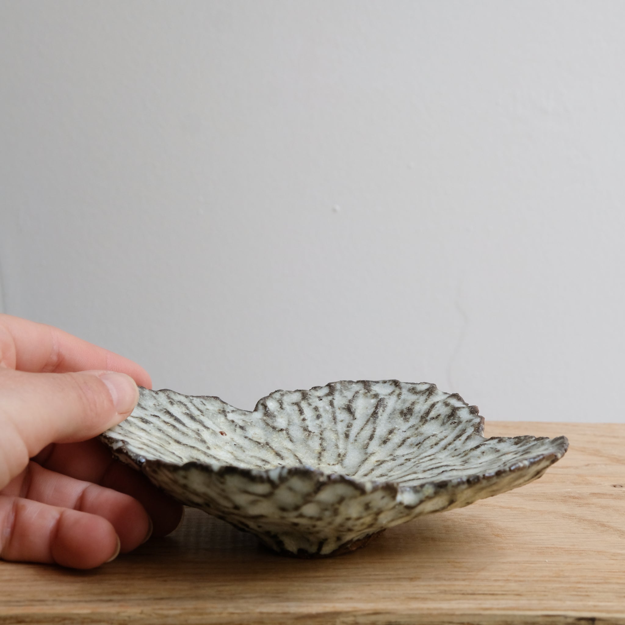 Assiette nénuphar en terre recoltée L 15cm - blanc et beige de Potry chez Brutal Ceramics