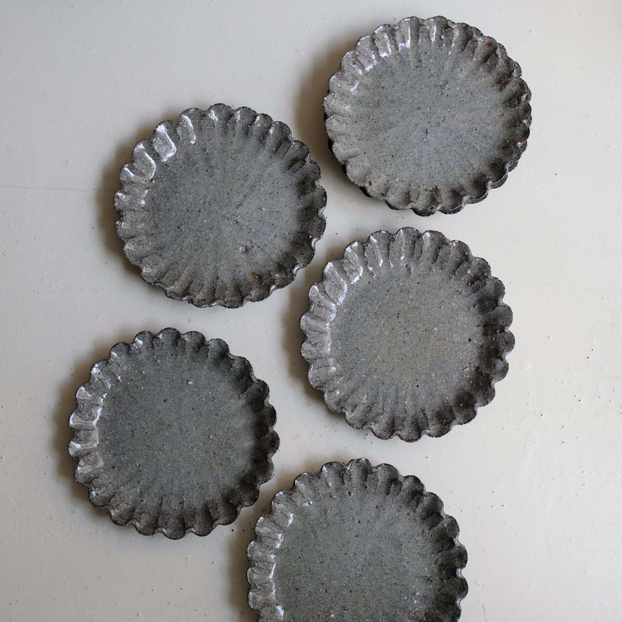 Assiette en terre recoltée D 17cm - gris brillant par Potry chez Brutal Ceramics