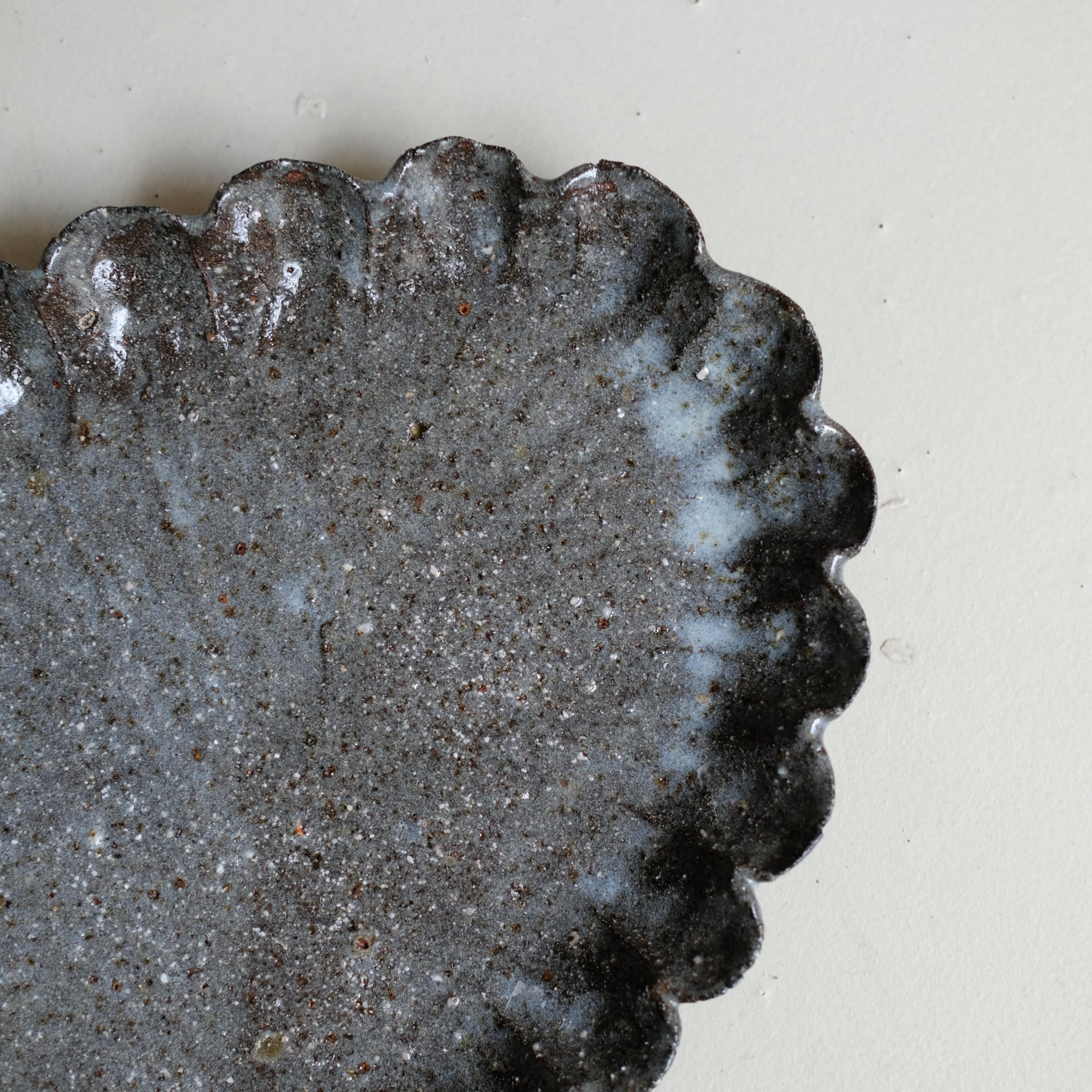 Plat oval en terre recoltée L 36cm - gris brillant de Potry chez Brutal Ceramics