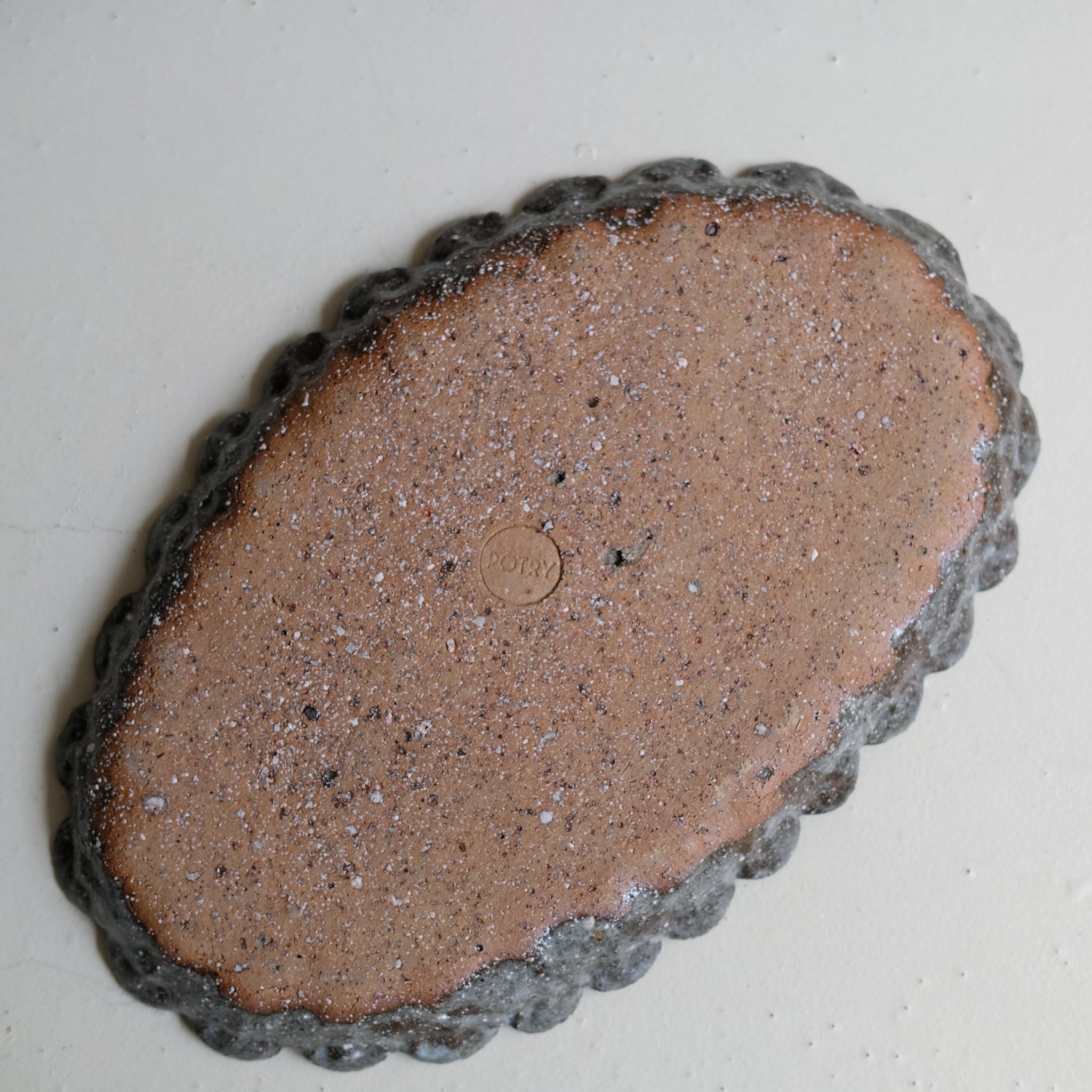 Plat oval en terre recoltée L 36cm - gris brillant de Potry chez Brutal Ceramics
