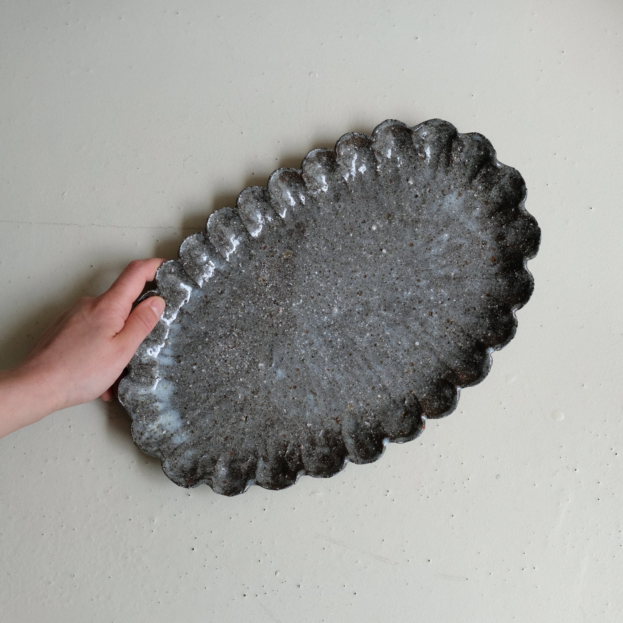 Plat oval en terre recoltée L 36cm - gris brillant de Potry chez Brutal Ceramics