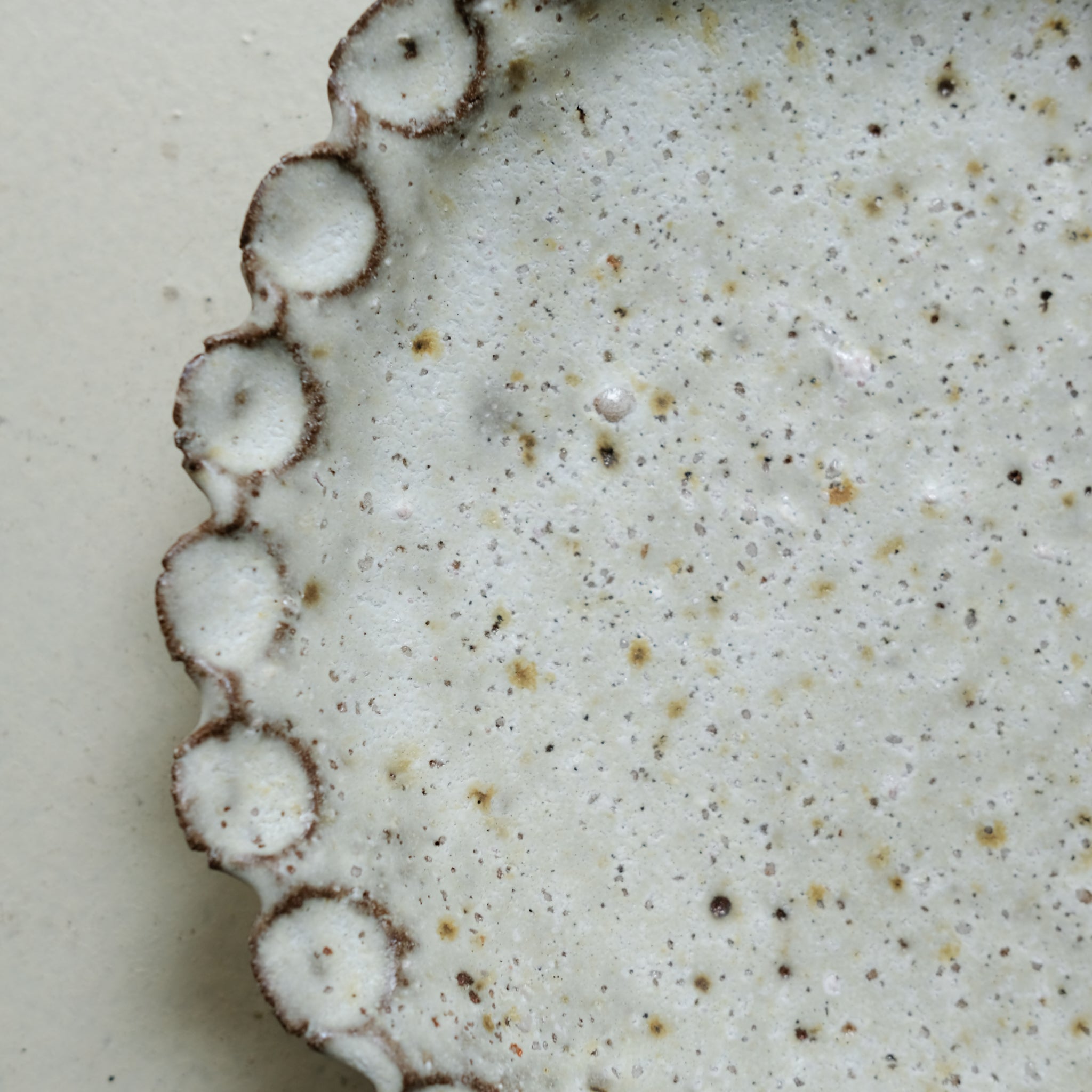 Assiette creuse en terre recoltée D 22cm - blanc mat blanc mat par Potry chez Brutal Ceramics