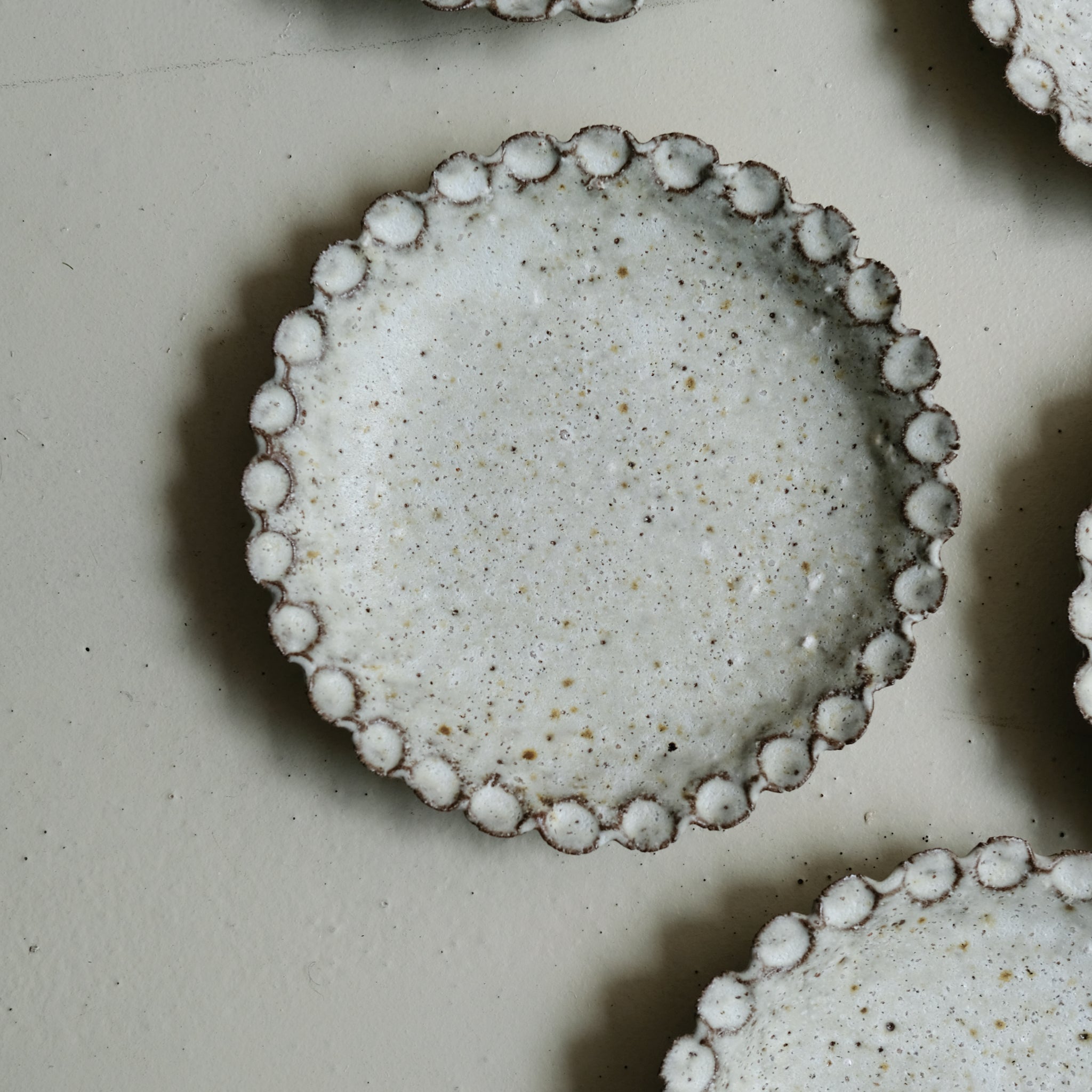 Assiette creuse en terre recoltée D 22cm - blanc mat blanc mat par Potry chez Brutal Ceramics
