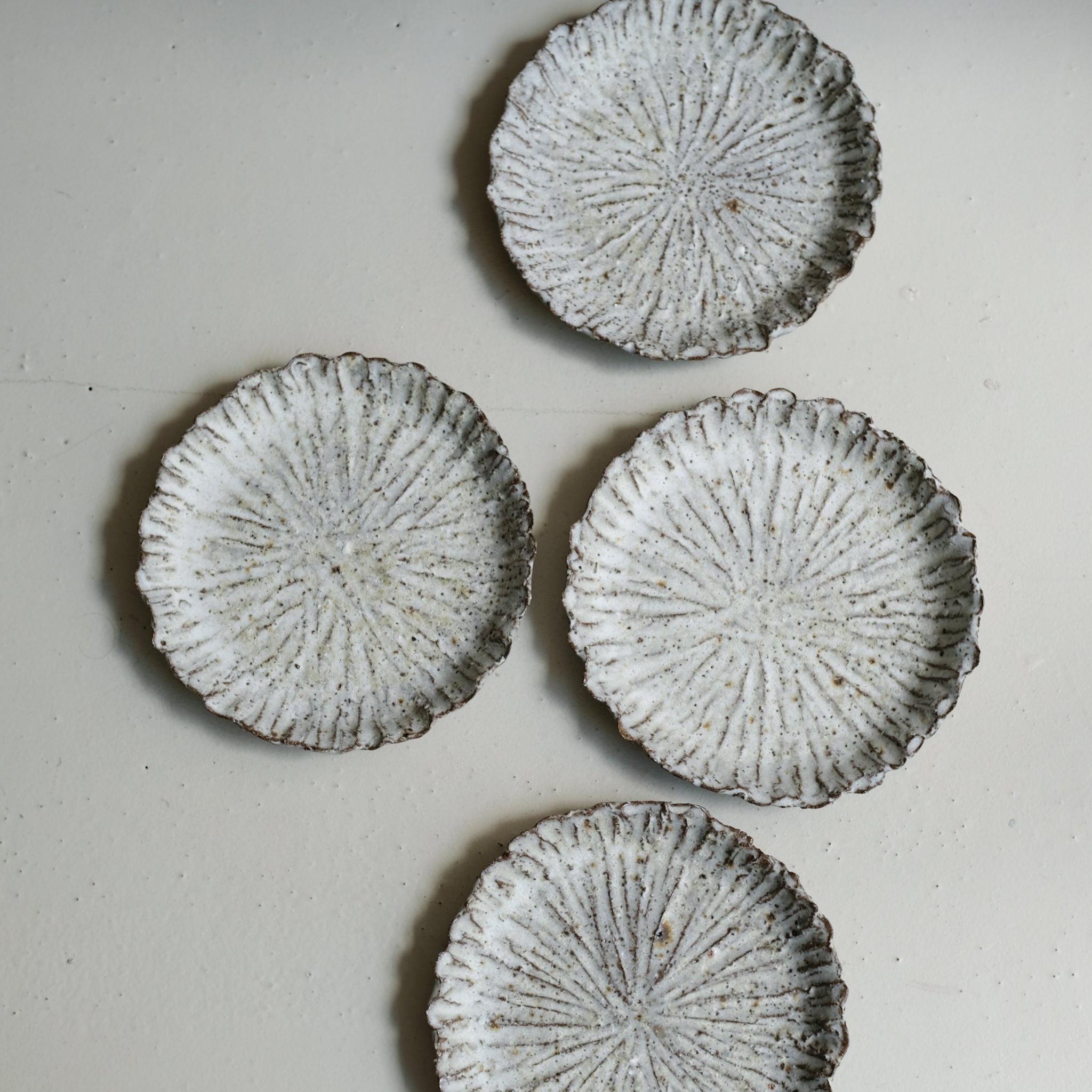 Assiette en terre recoltée D 19cm - blanc mat de Potry chez Brutal Ceramics