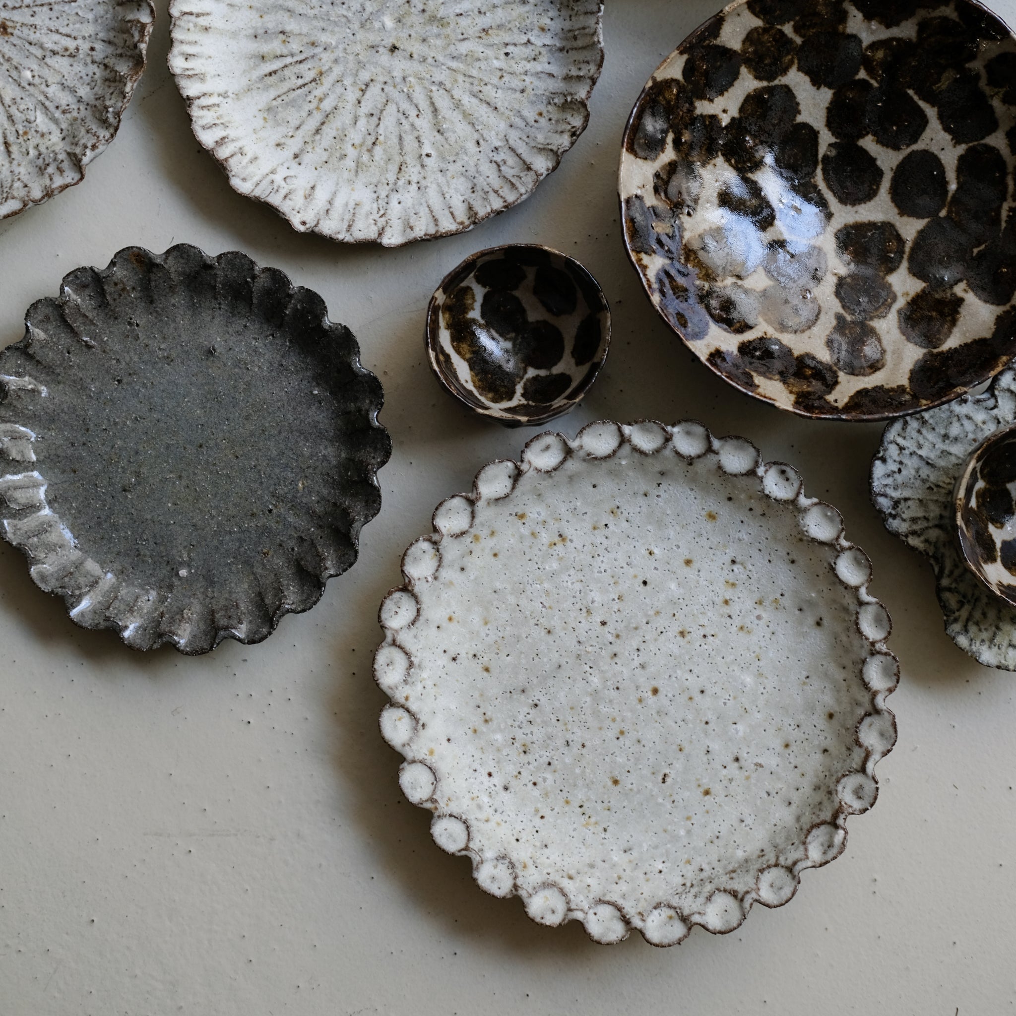 Assiette en terre recoltée D 17cm - gris brillant par Potry chez Brutal Ceramics