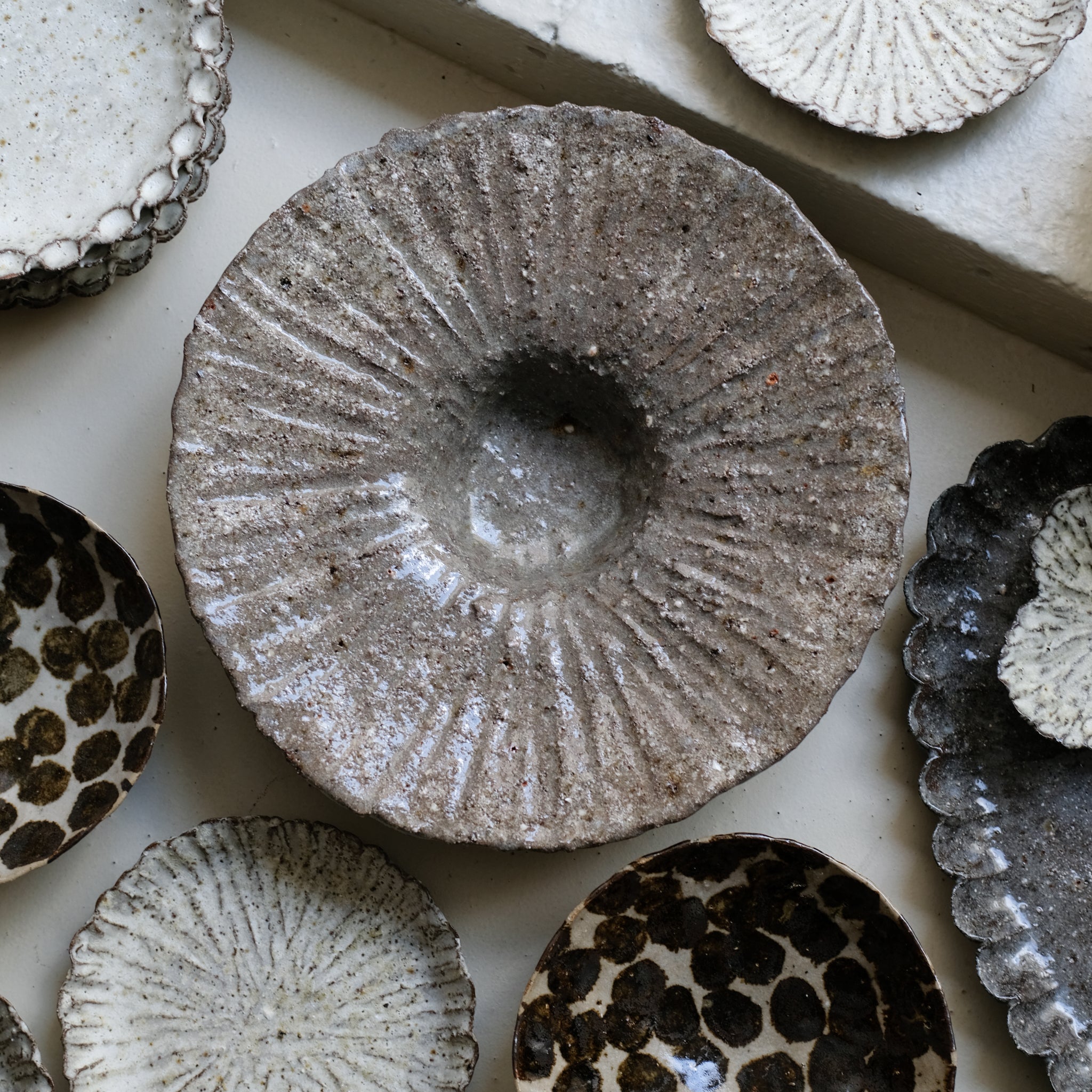 Plat en terre recoltée D 33cm - gris brillant de Potry chez Brutal Ceramics