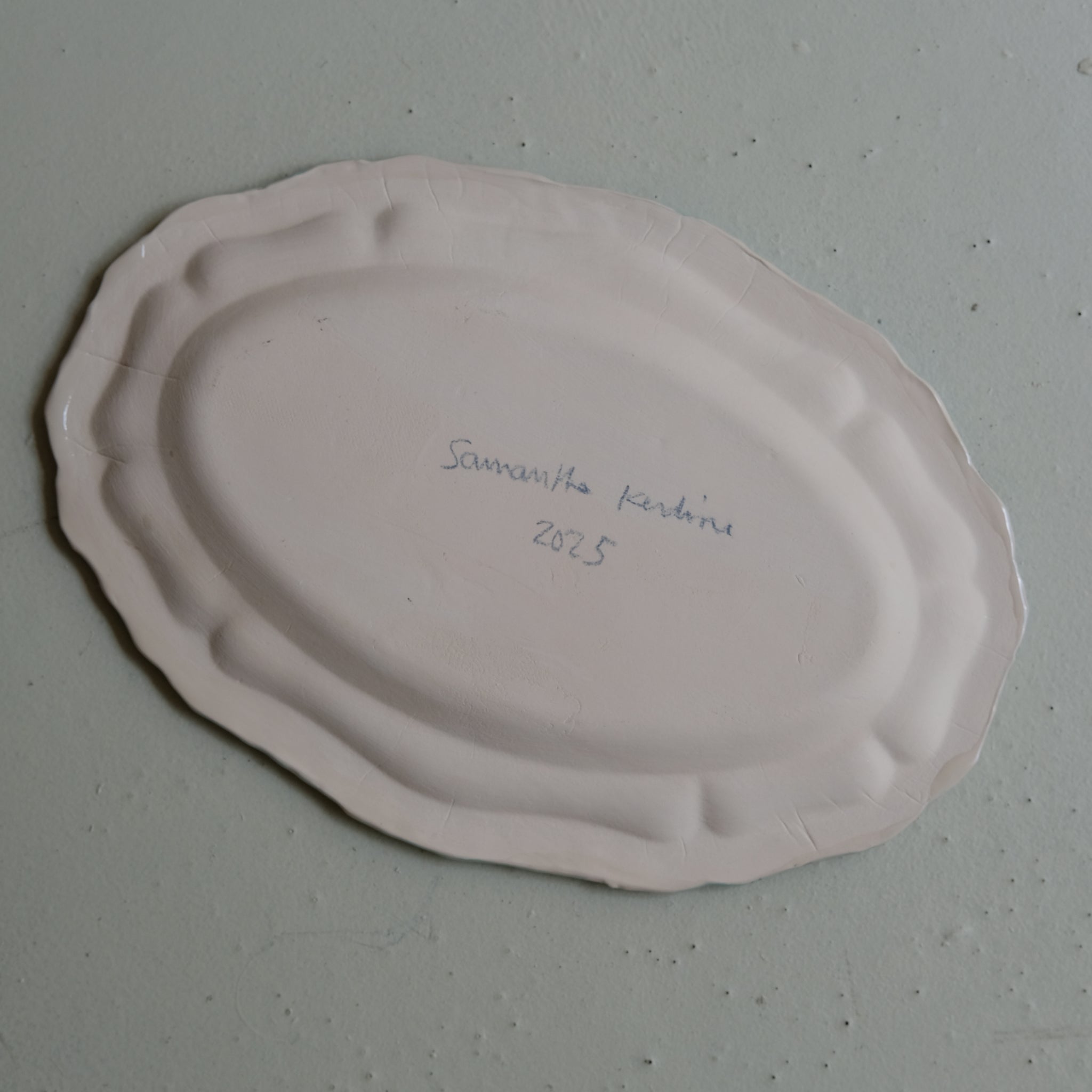 Plat SU25-13 en faïence L 34cm - multicolore Samantha Kerdine pour Brutal Ceramics
