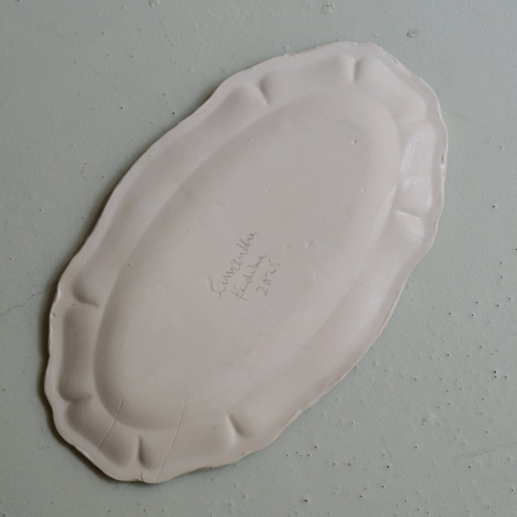 Plat SU25-10 en faïence L 34cm - multicolore Samantha Kerdine pour Brutal Ceramics