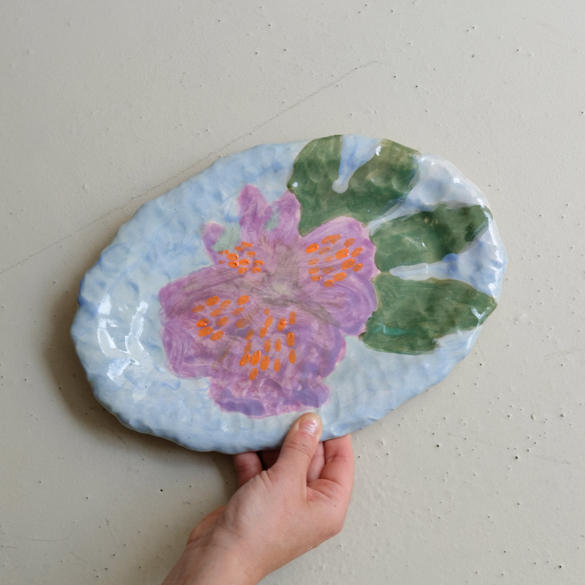Plat SU25-13 en faïence L 34cm - multicolore Samantha Kerdine pour Brutal Ceramics