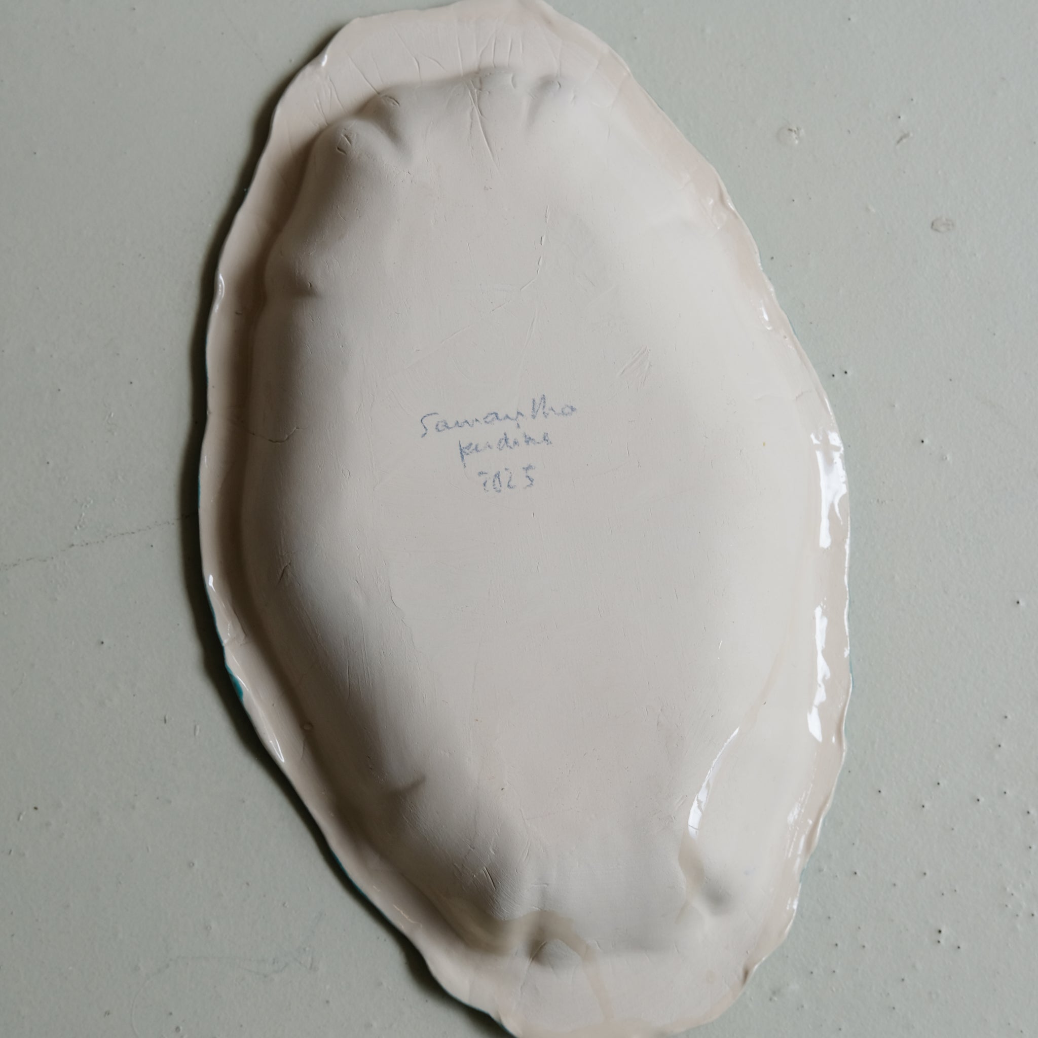 Plat SU25-04 oval en faïence L 35cm - multicolore Samantha Kerdine pour Brutal Ceramics