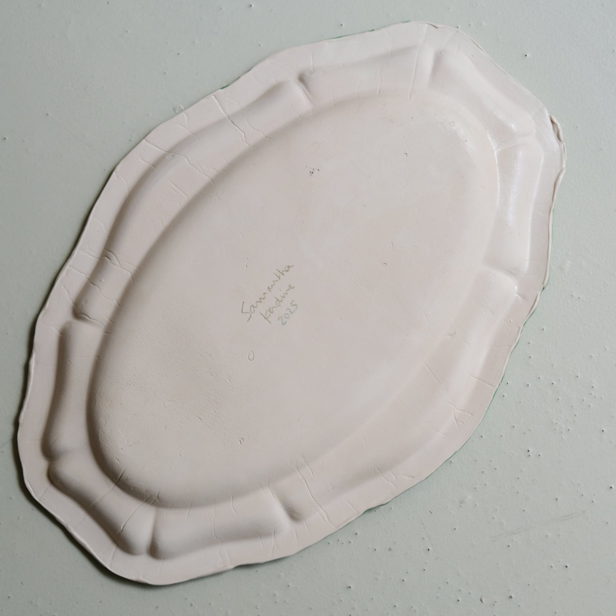 Plat SU25-01 oval en faïence L 43cm - multicolore Samantha Kerdine pour Brutal Ceramics
