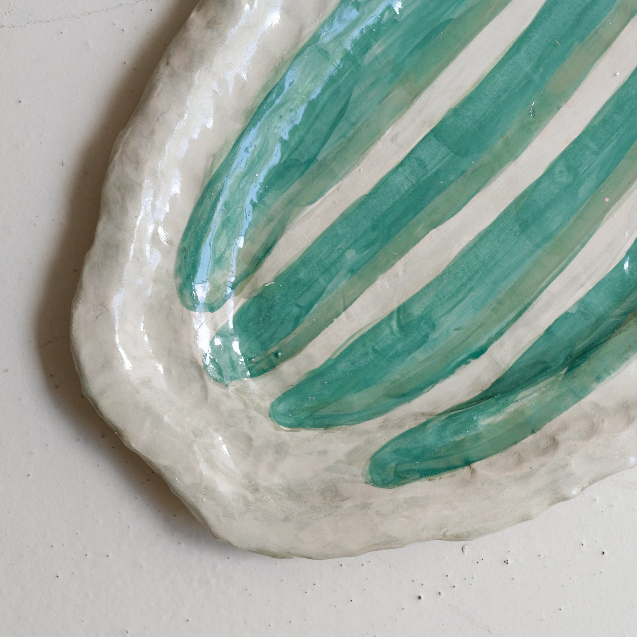 Plat SU25-02 oval en faïence L 43cm - multicolore Samantha Kerdine pour Brutal Ceramics