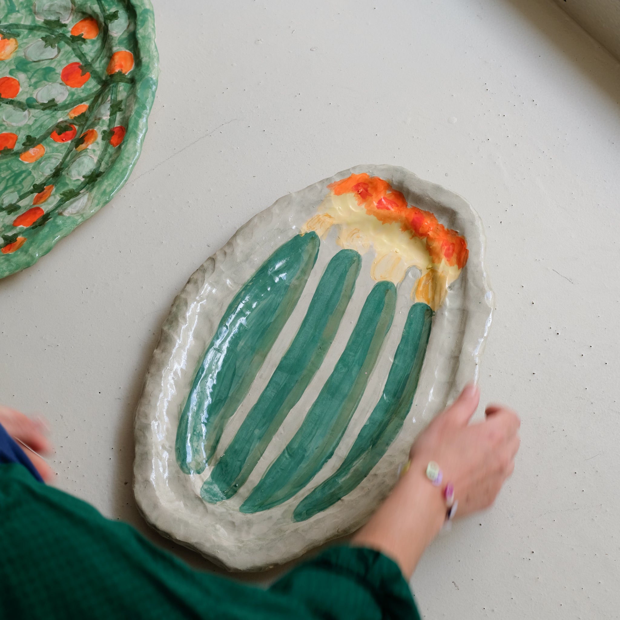 Plat SU25-02 oval en faïence L 43cm - multicolore Samantha Kerdine pour Brutal Ceramics