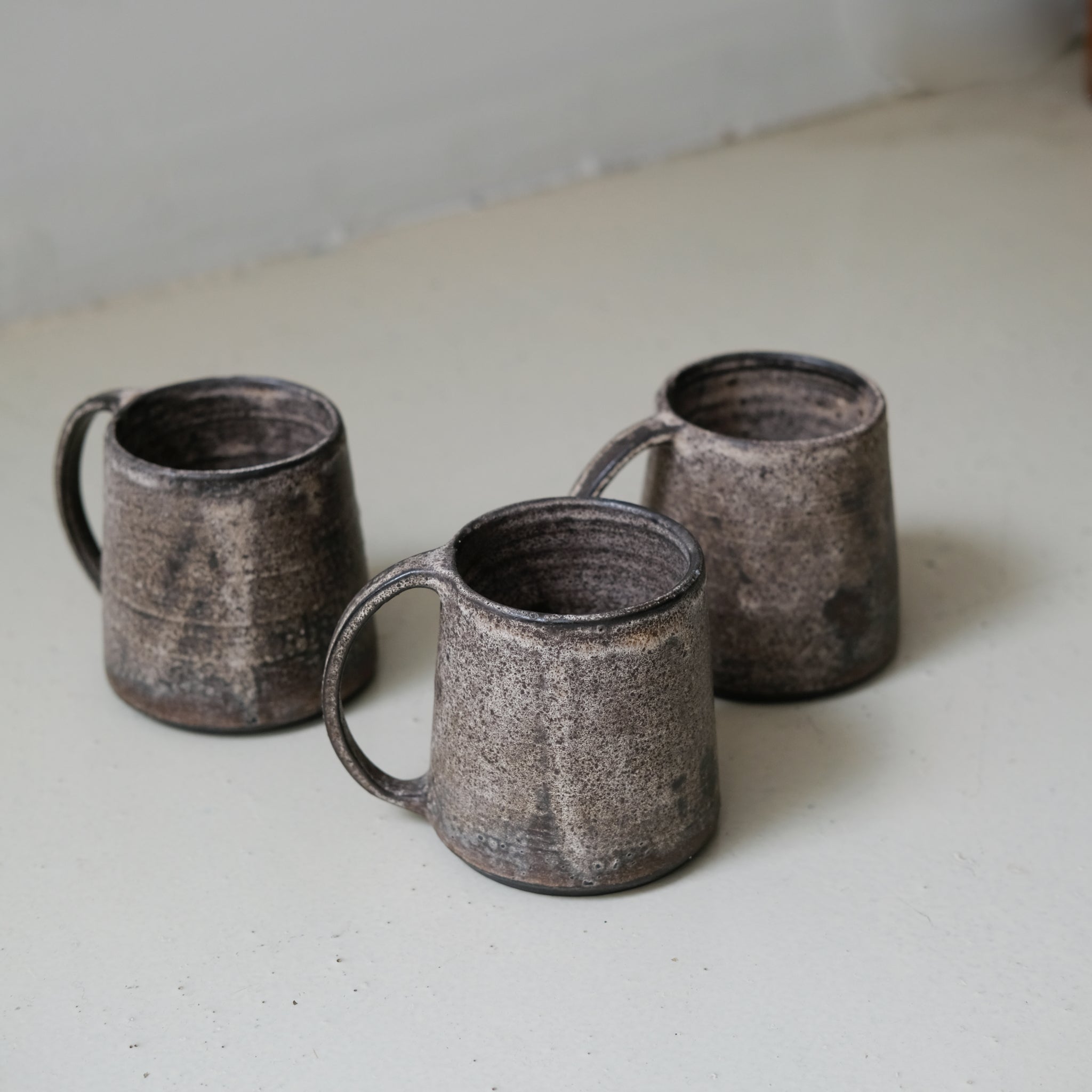 Mug en grès 200 ml - brun noir d'Atelier Anima chez Brutal Ceramics