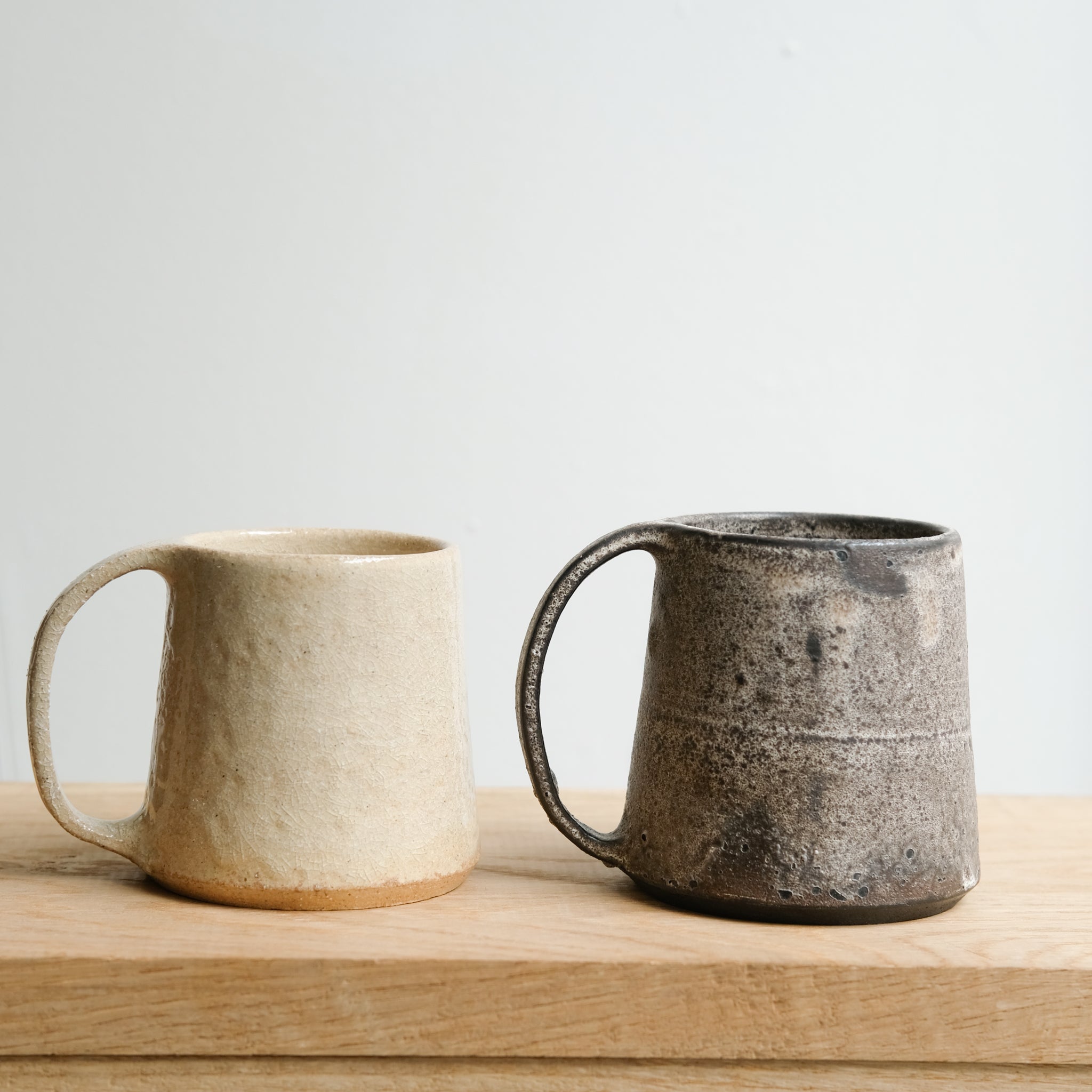 Mug en grès 200 ml - brun noir d'Atelier Anima chez Brutal Ceramics