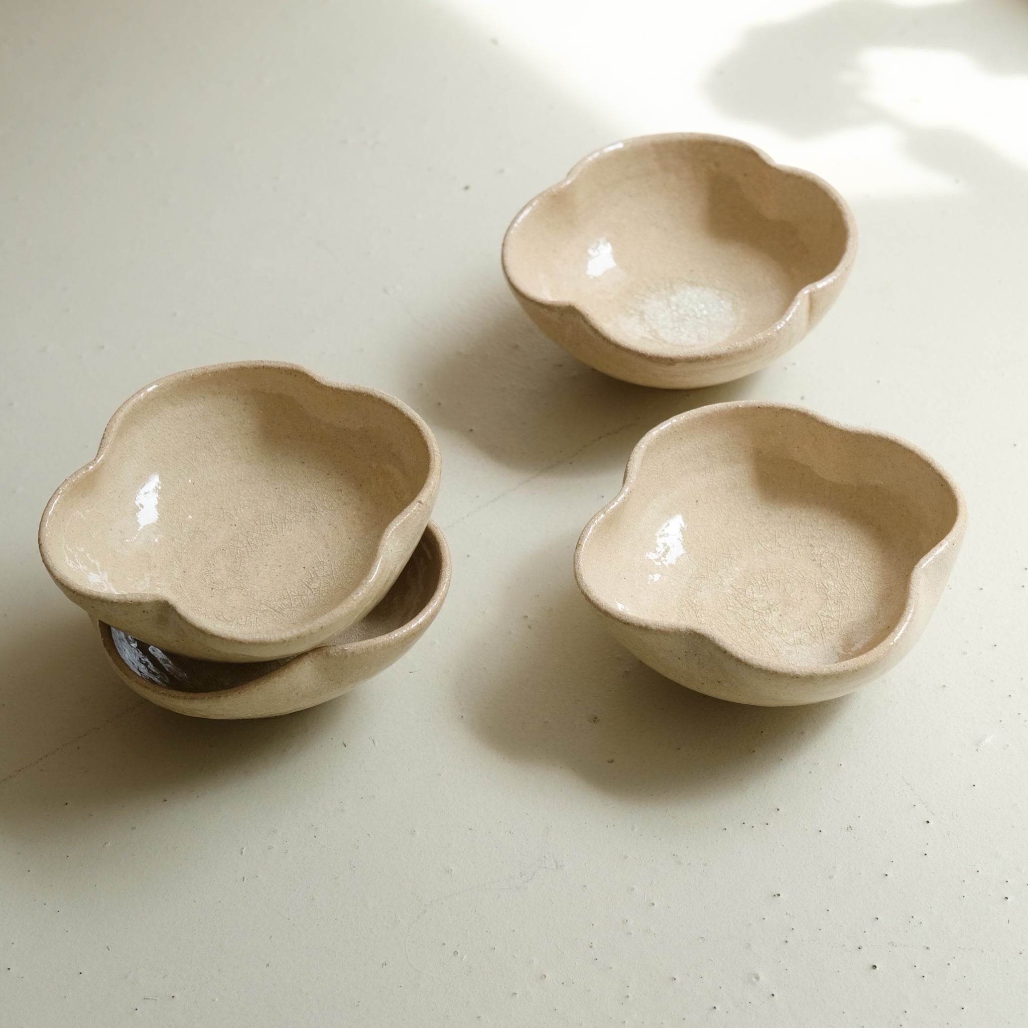 Bol fleurs en grès D 13,5cm- beige vanille d'Atelier Anima chez Brutal Ceramics