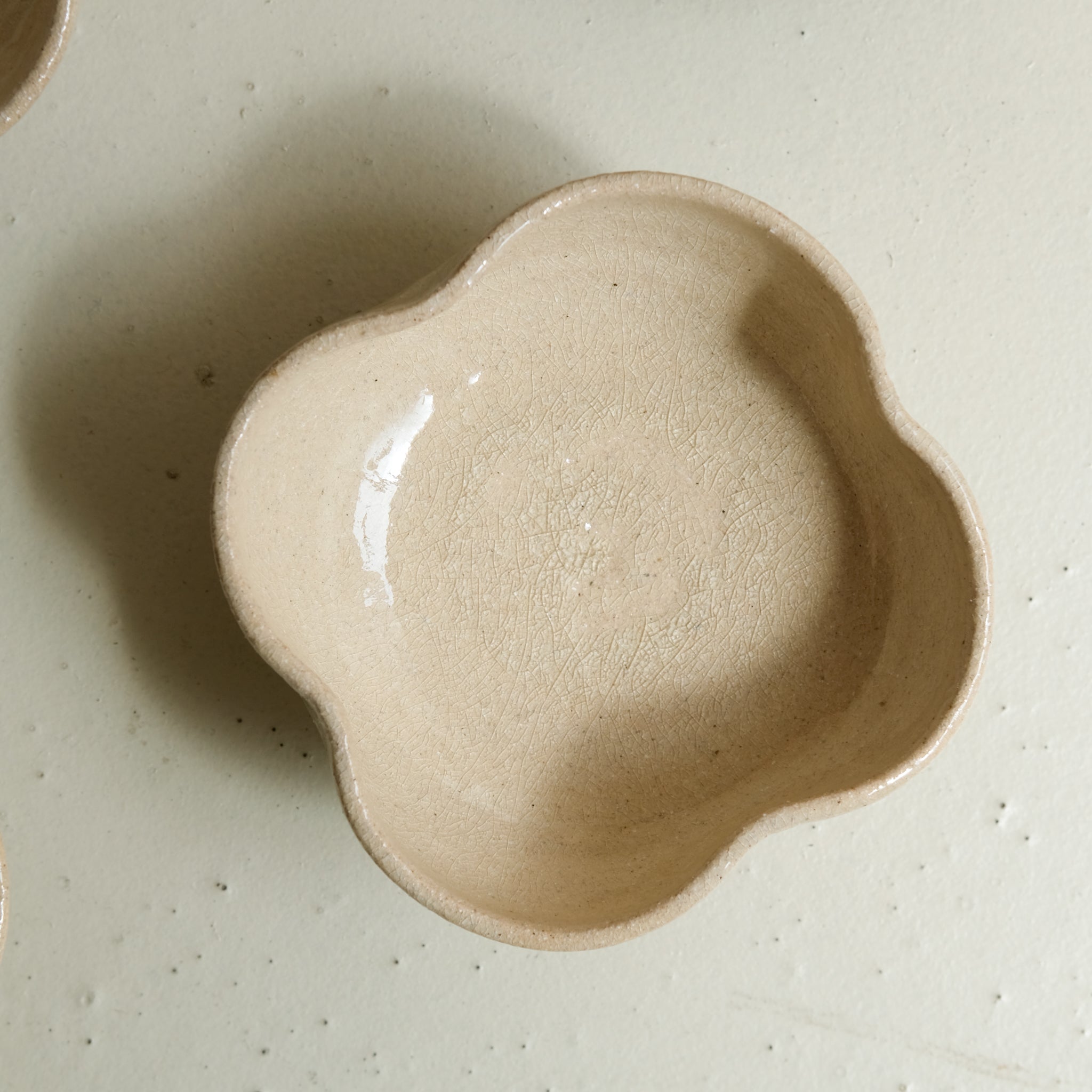 Bol fleurs en grès D 13,5cm- beige vanille d'Atelier Anima chez Brutal Ceramics