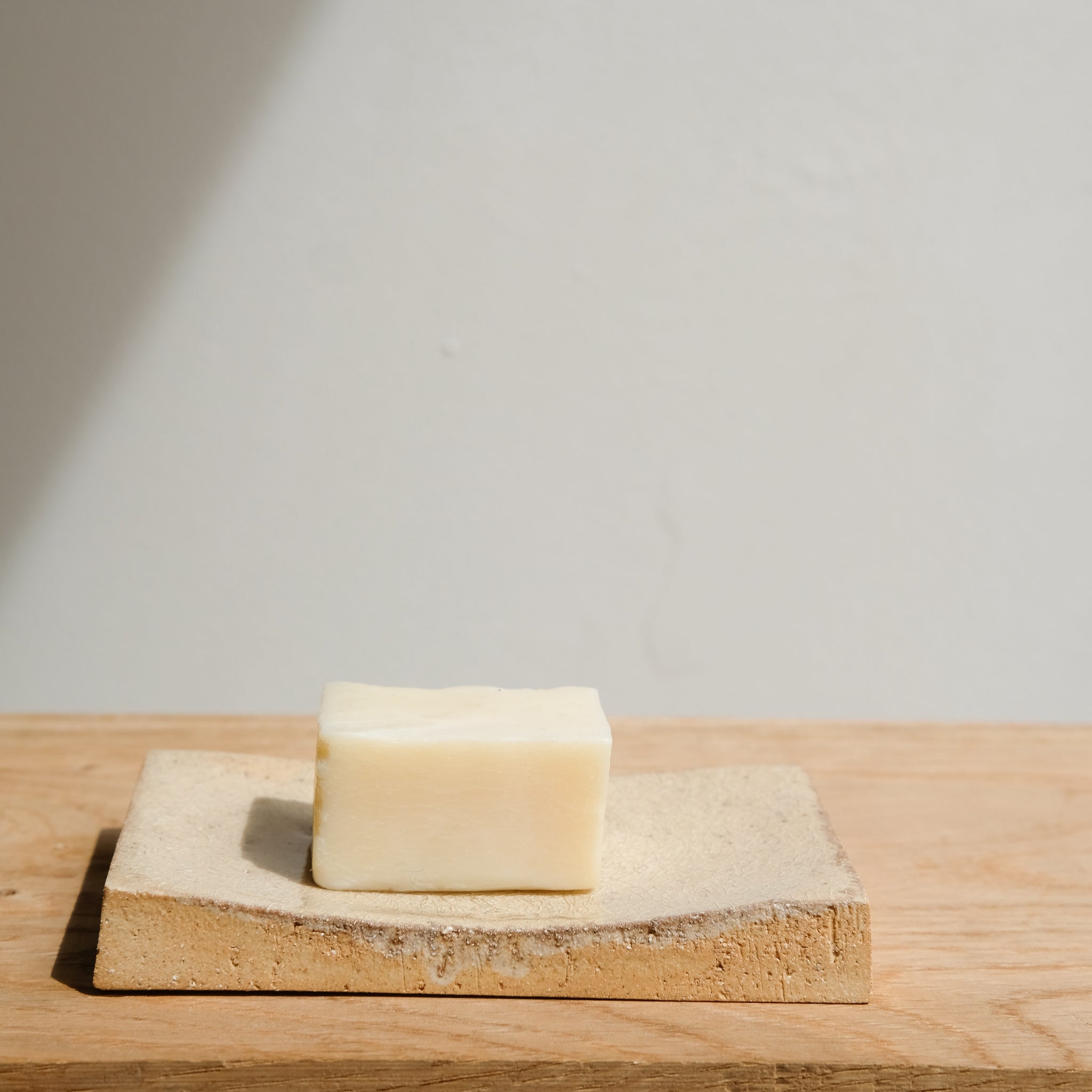 Porte-savon en grès L 13cm - beige vanille d'Atelier Anima chez Brutal Ceramics